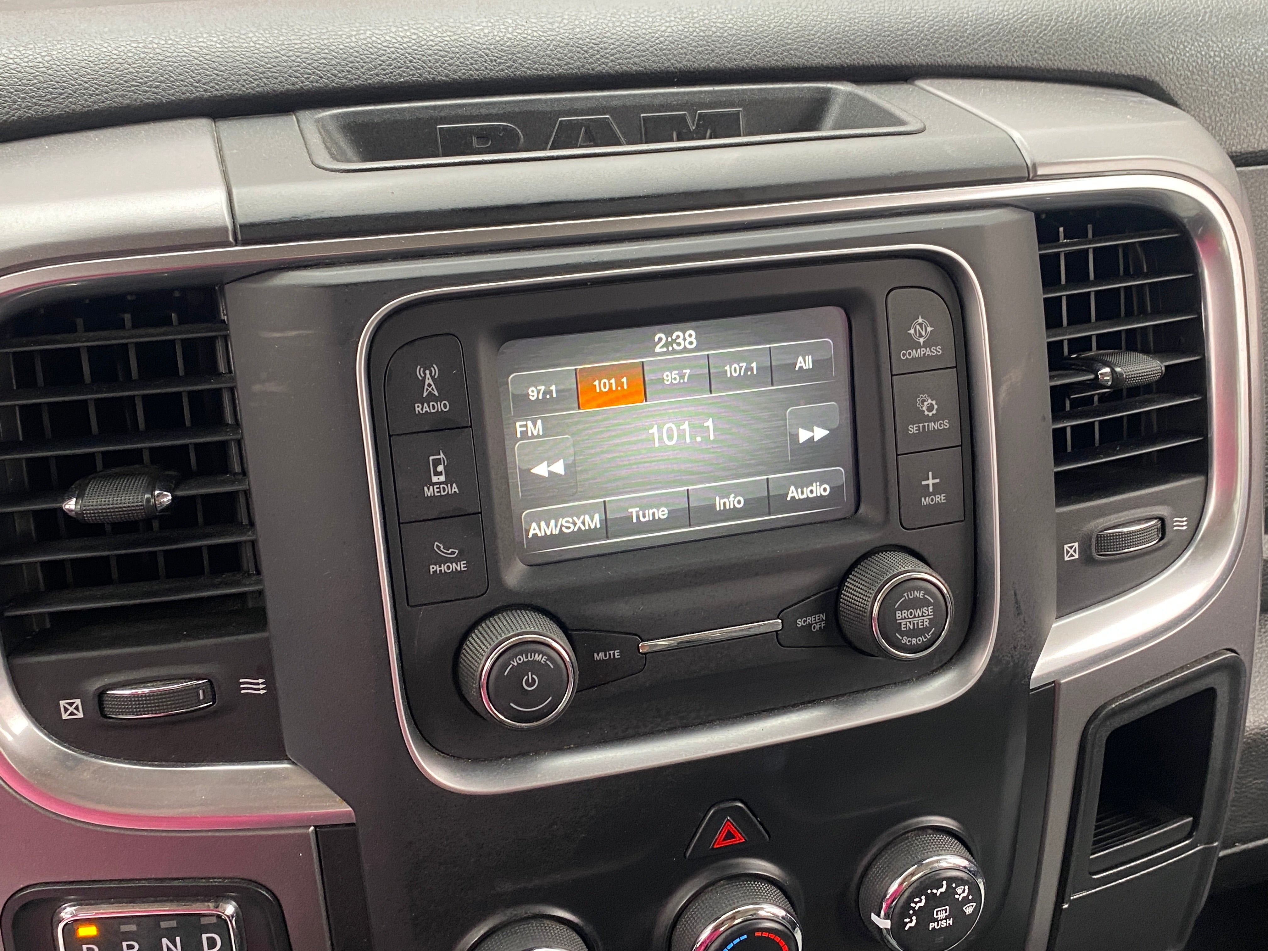 2022 RAM 1500 Classic SLT 4