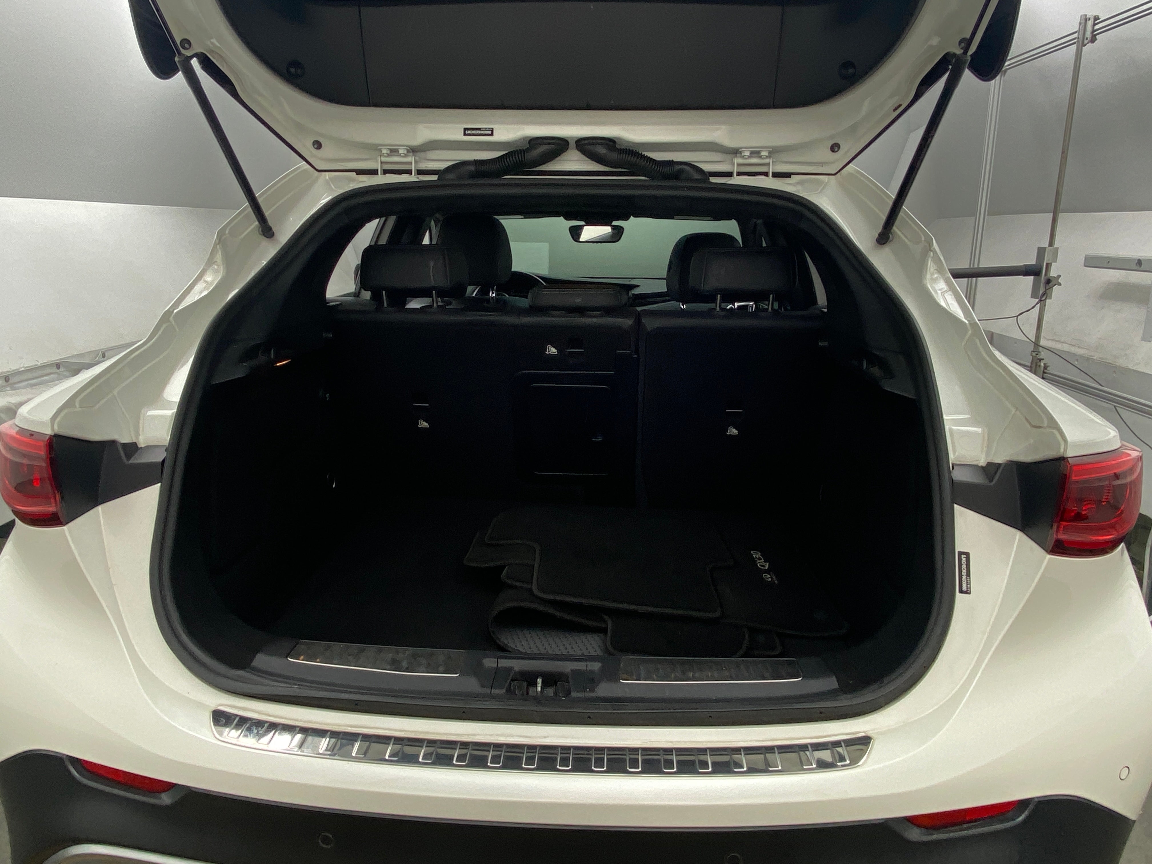 2017 INFINITI QX30 Premium 6