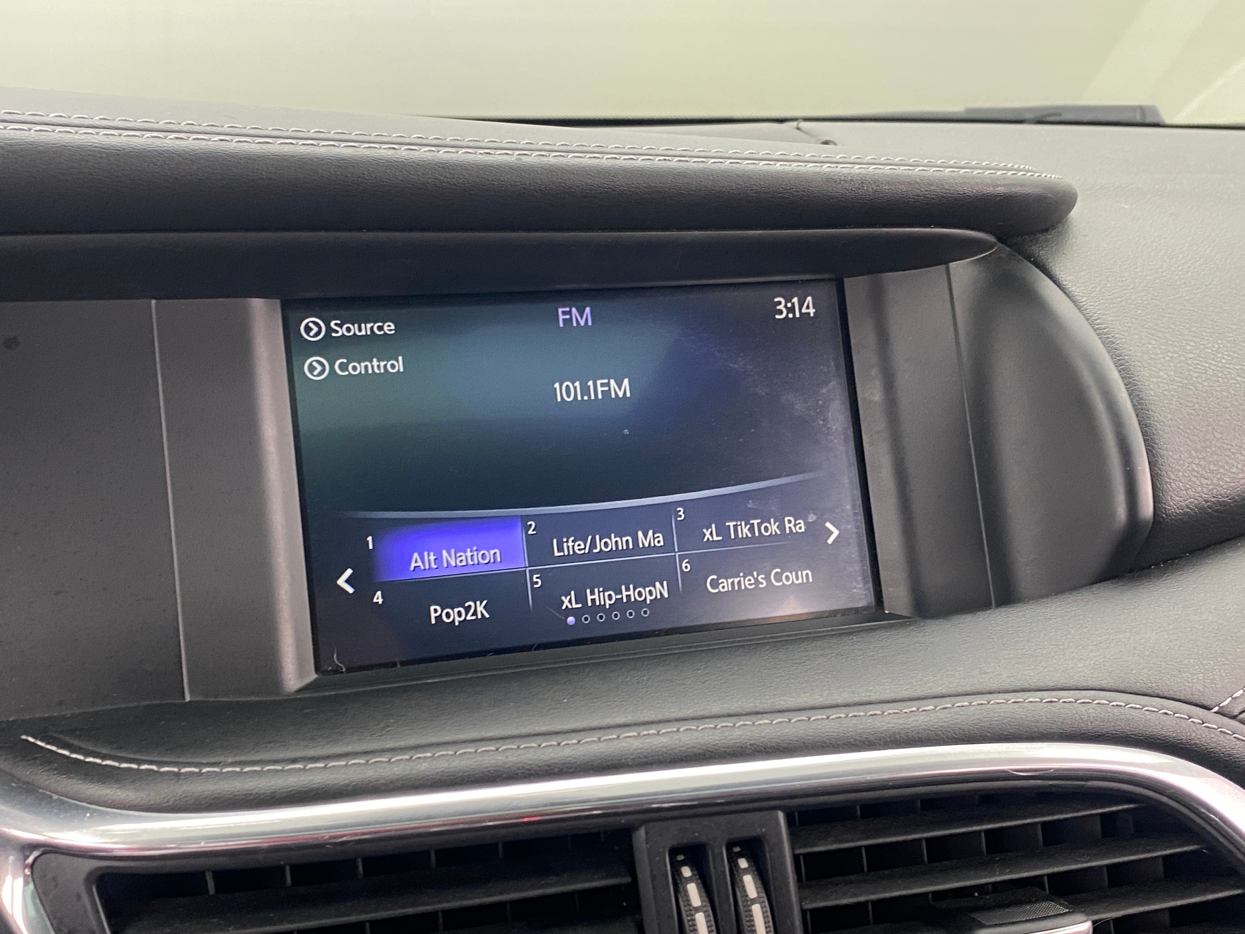 2017 INFINITI QX30 Premium 3