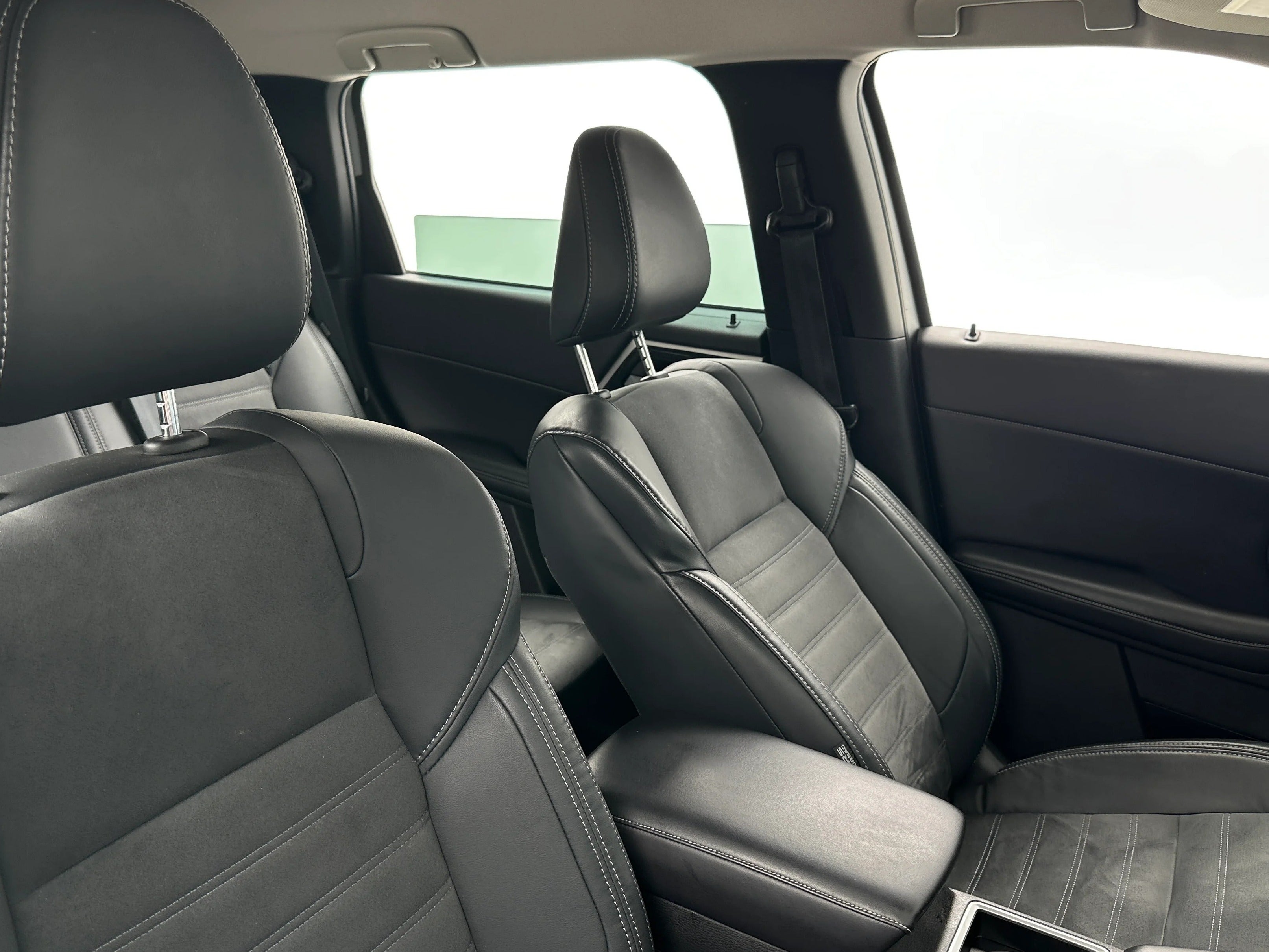 2023 Mitsubishi Outlander SE 2