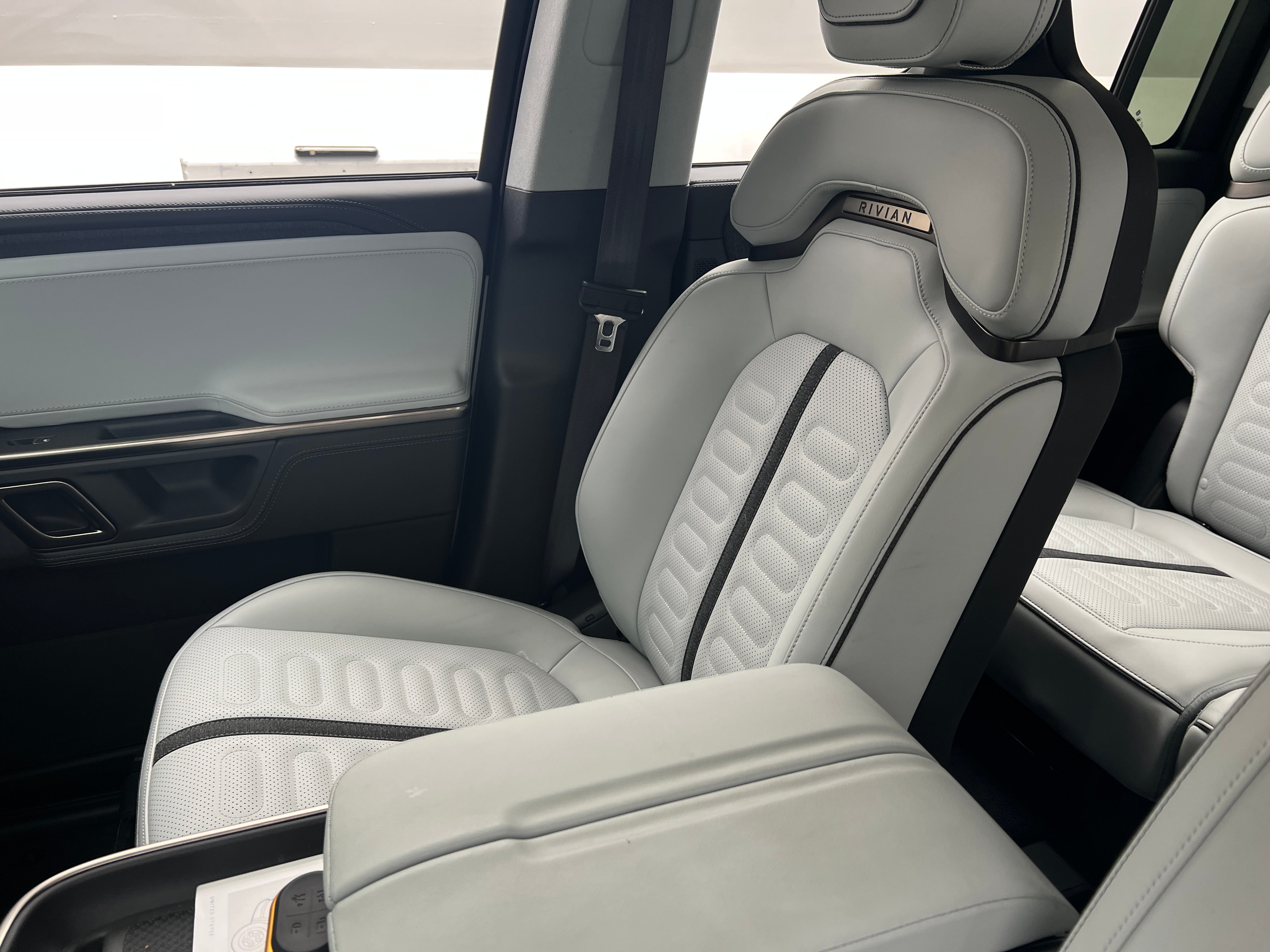 2024 Rivian R1S