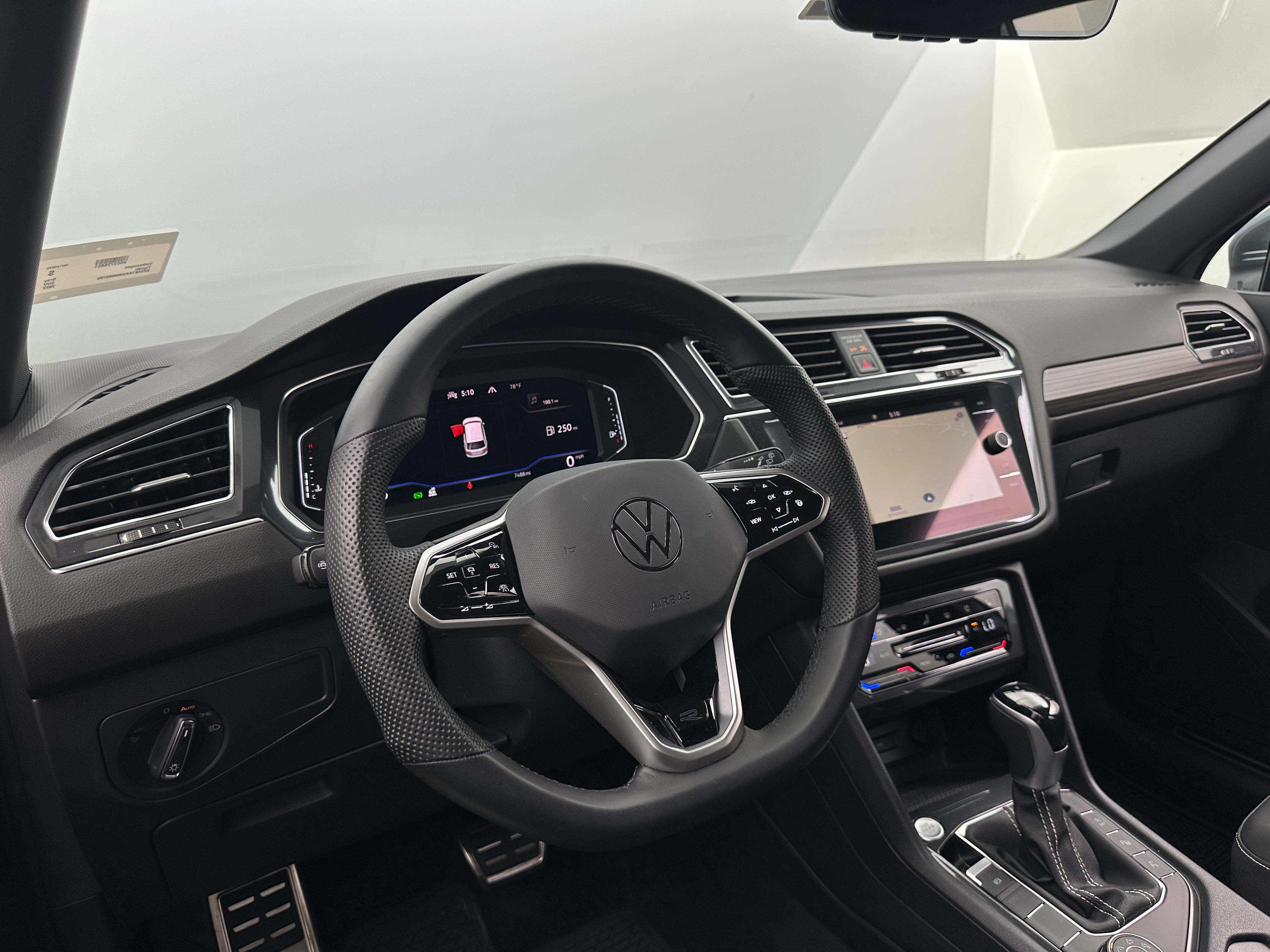 2022 Volkswagen Tiguan SE R-Line 2