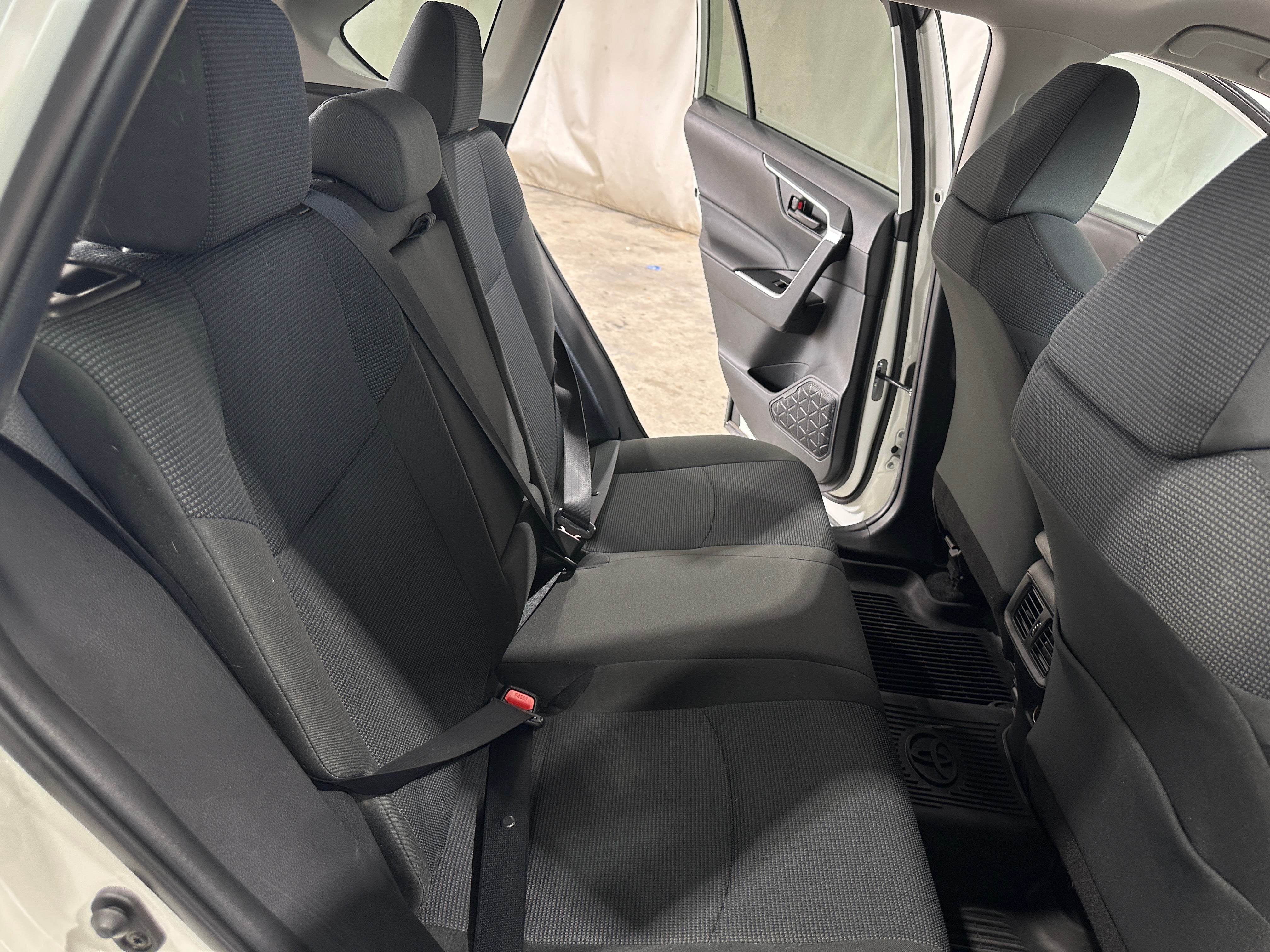 2022 Toyota RAV4 LE 6