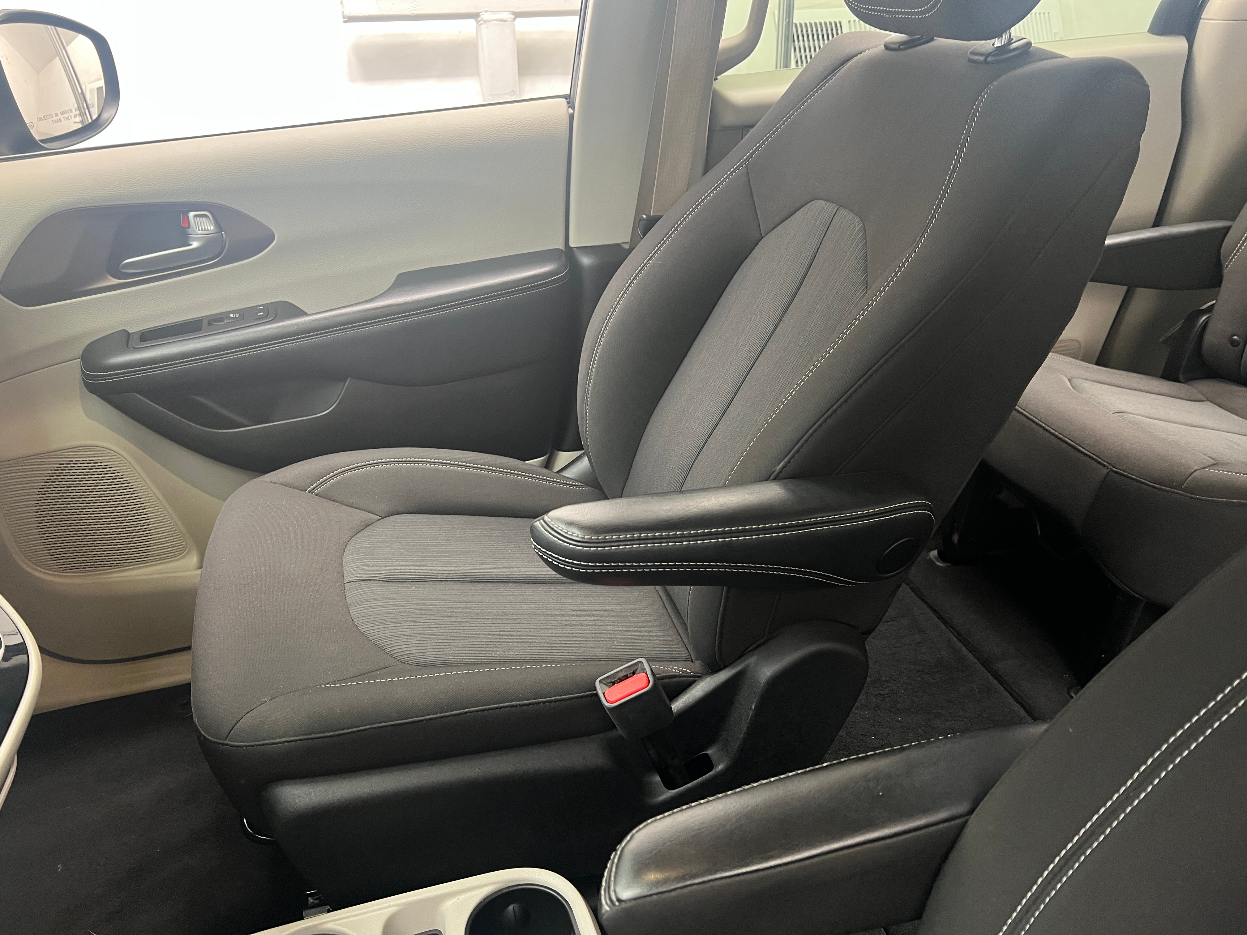 2023 Chrysler Voyager LX 2