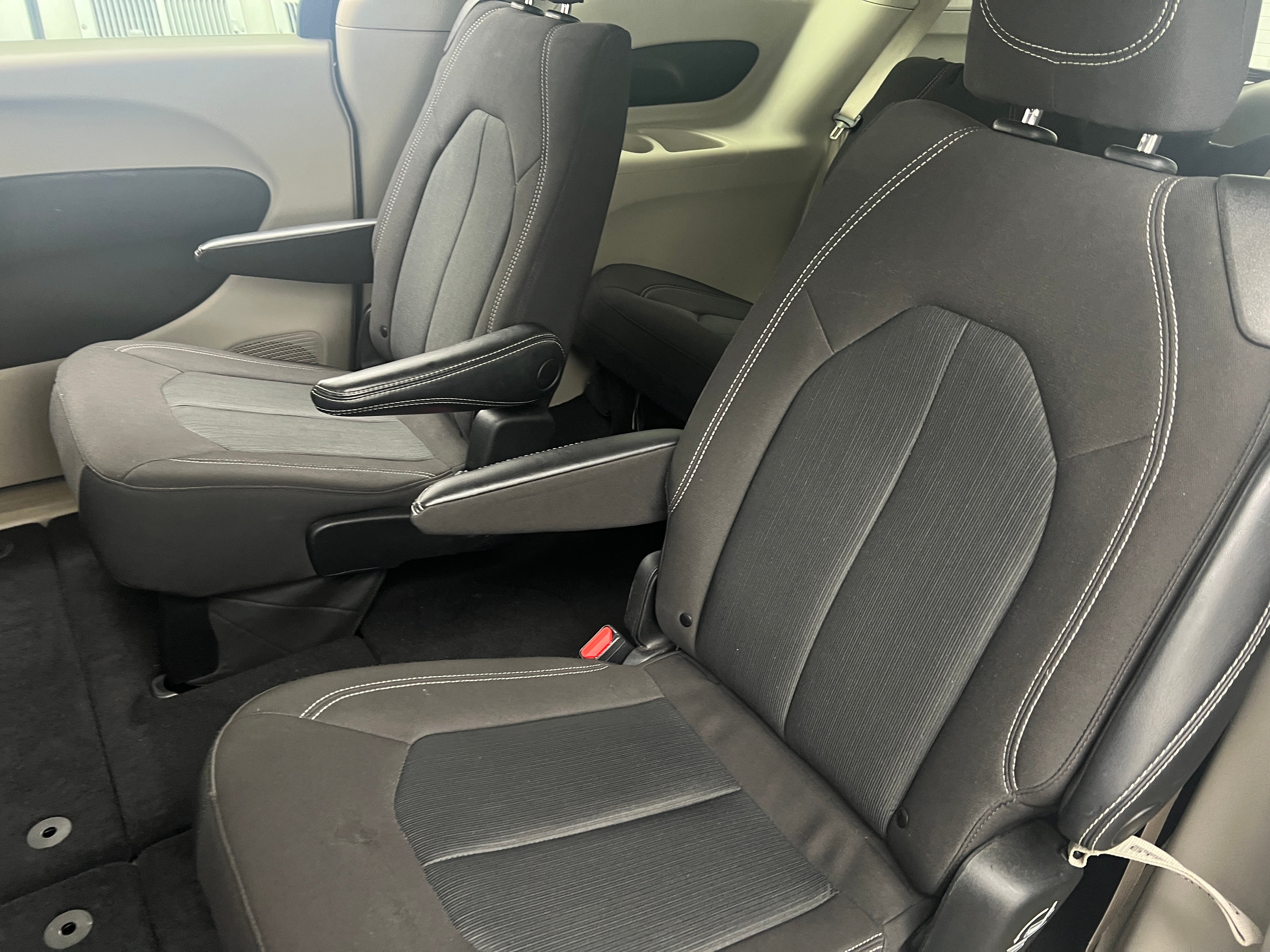 2023 Chrysler Voyager LX 6