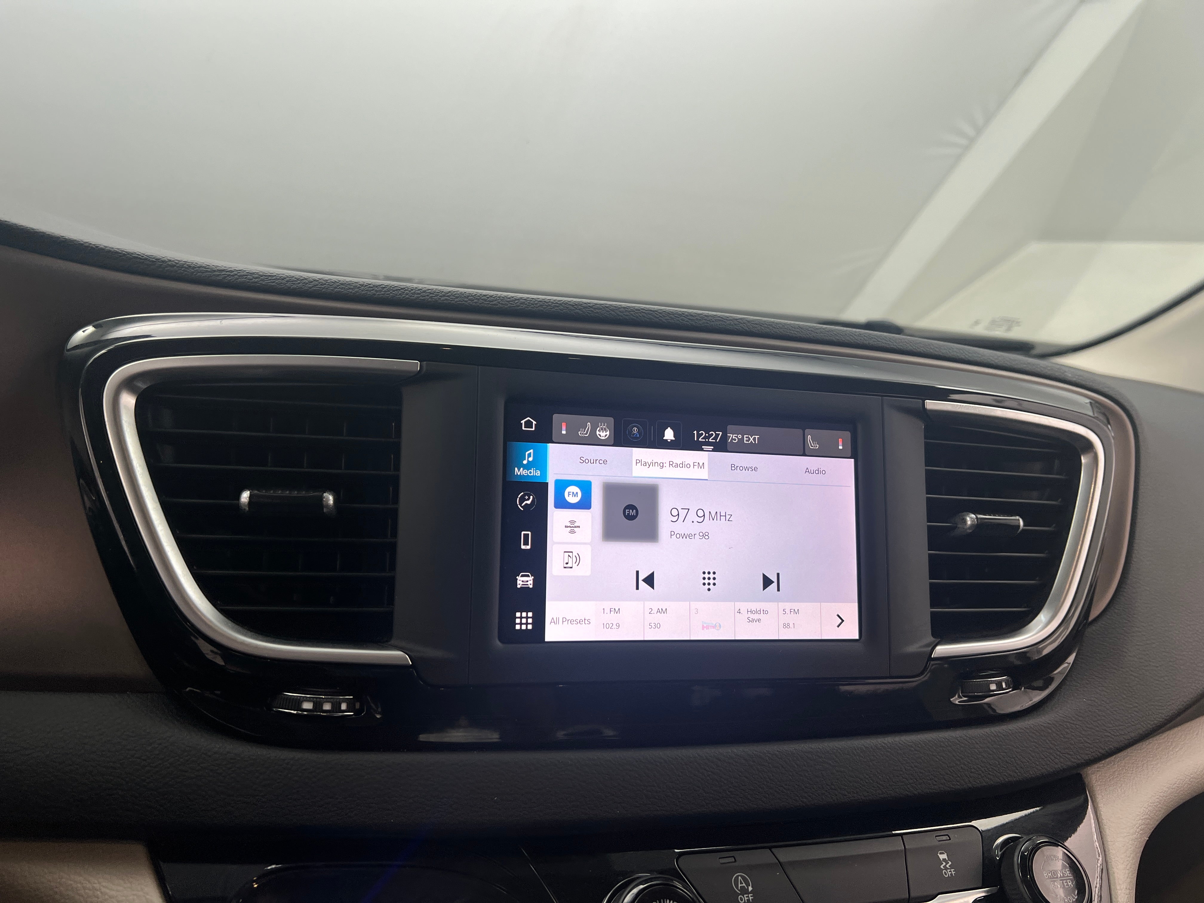 2023 Chrysler Voyager LX 4