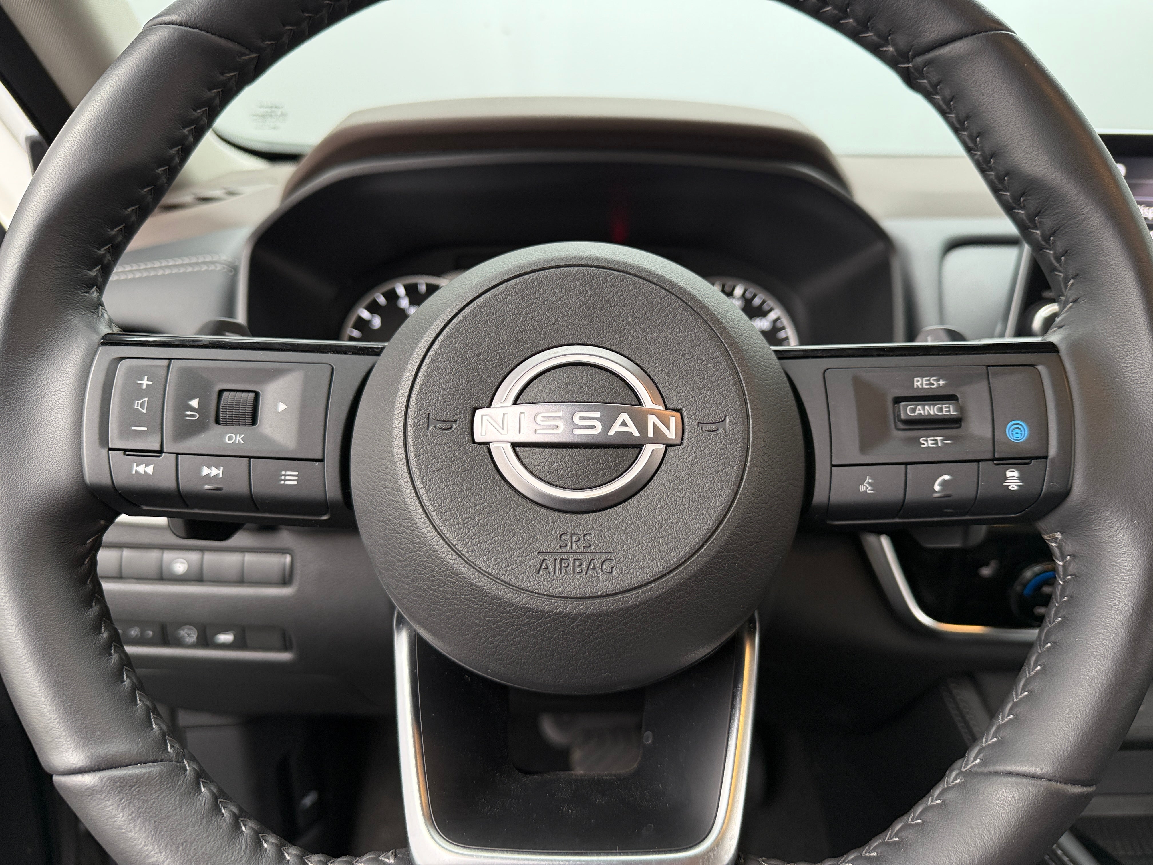 2023 Nissan Rogue SL 4