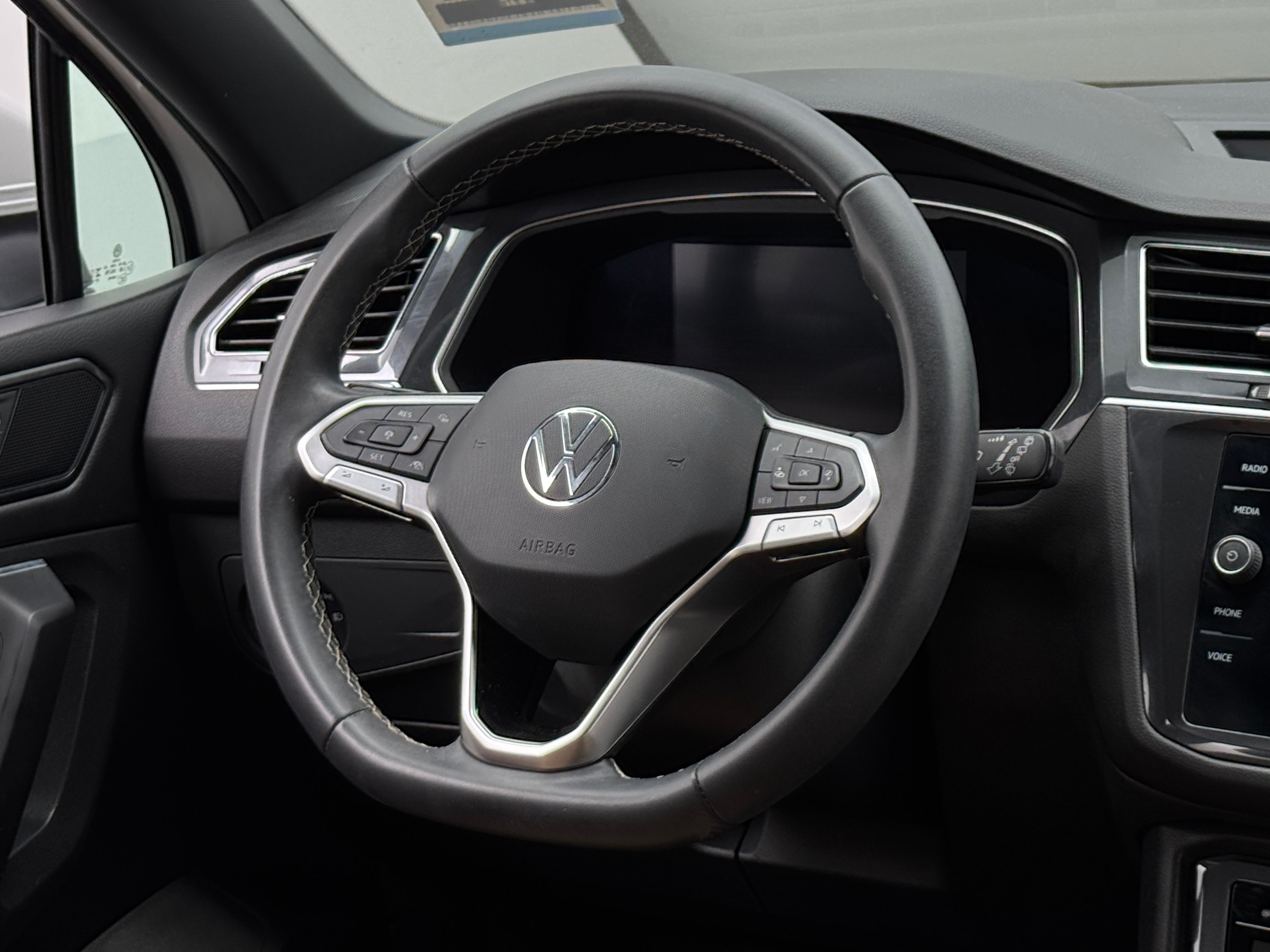 Thumbnail: 2023 Volkswagen Tiguan - 4