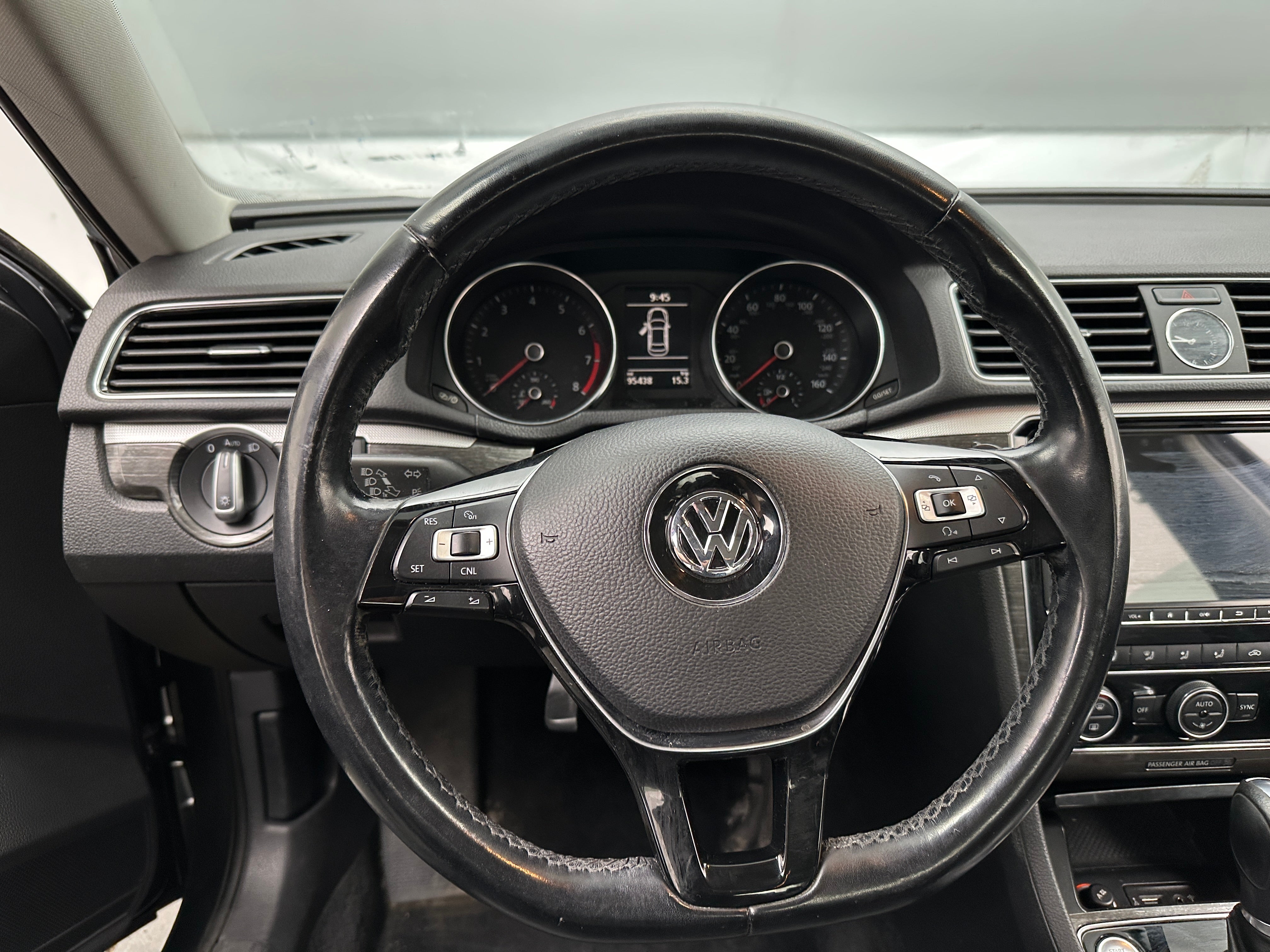 2017 Volkswagen Passat SE 4