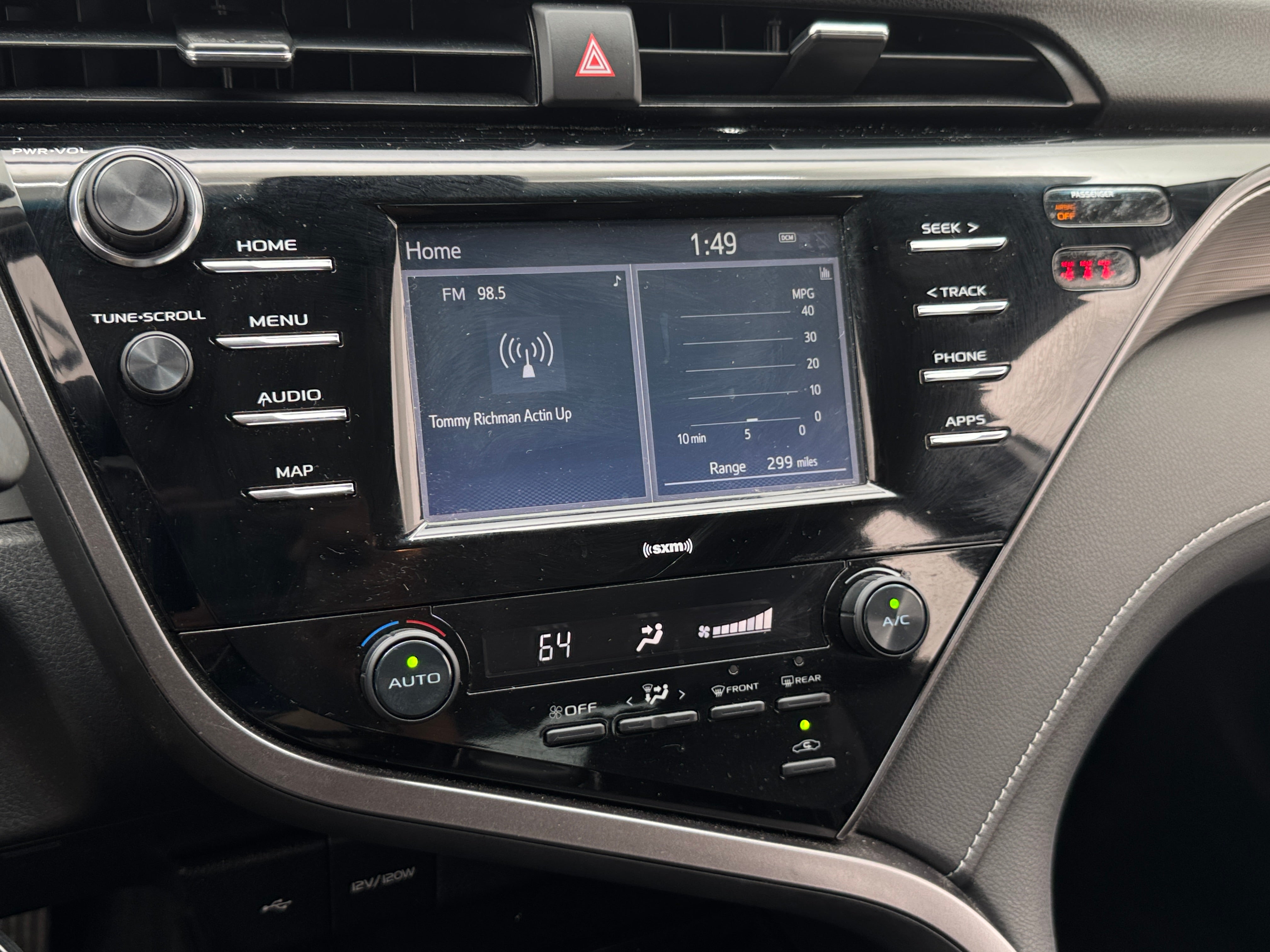 2020 Toyota Camry SE 4