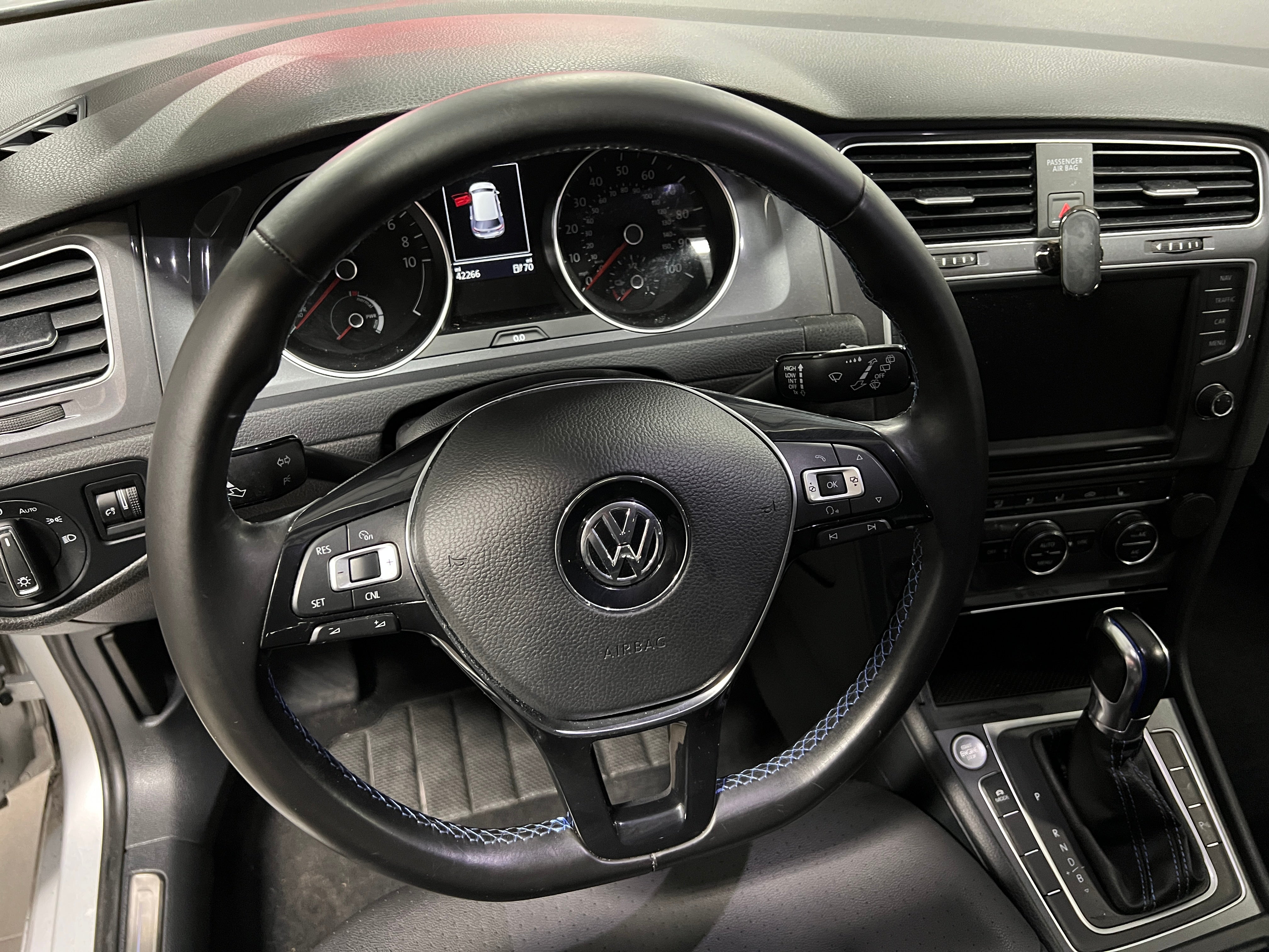 2016 Volkswagen e-Golf SEL Premium 4
