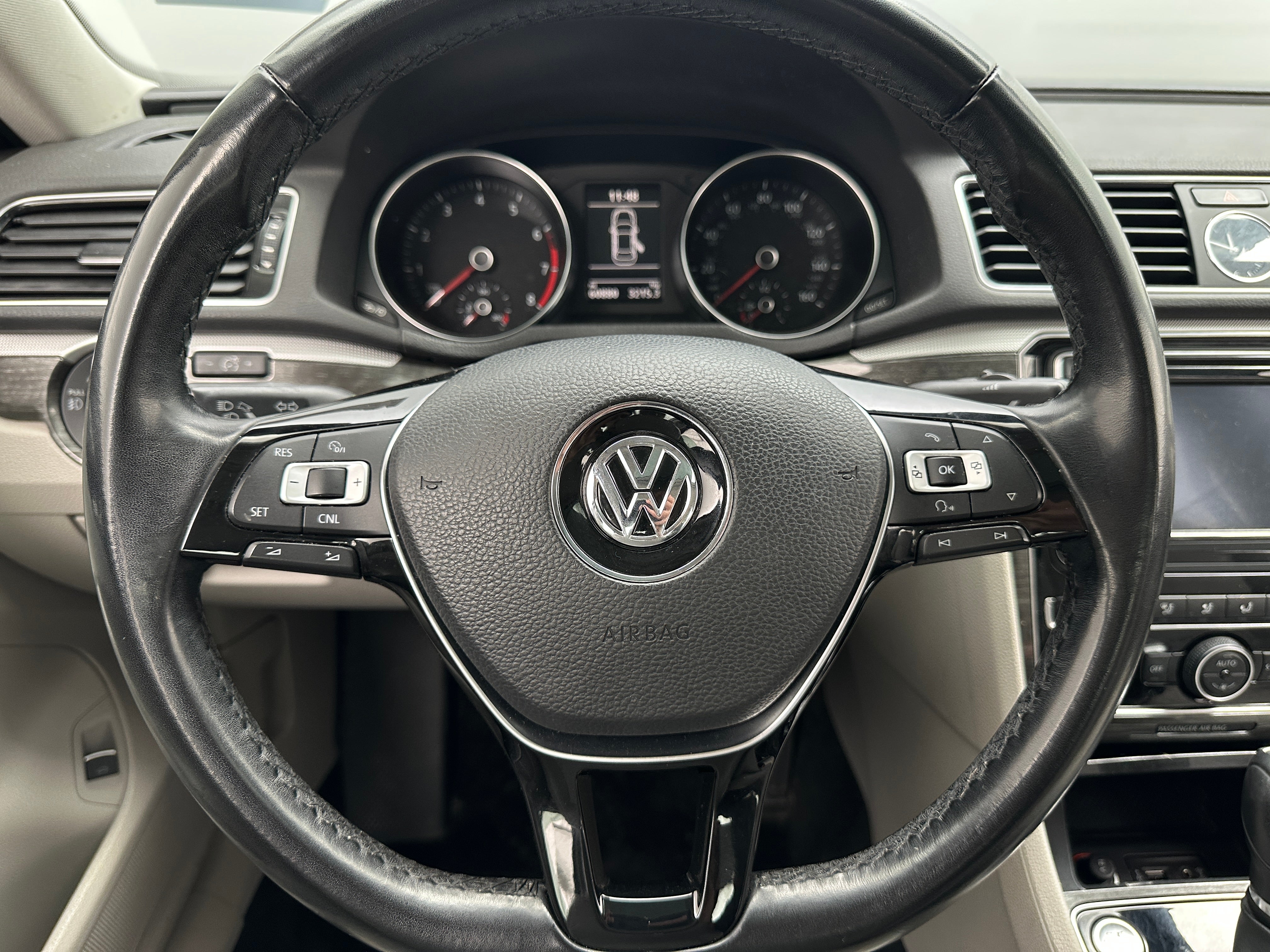 2017 Volkswagen Passat SE 4