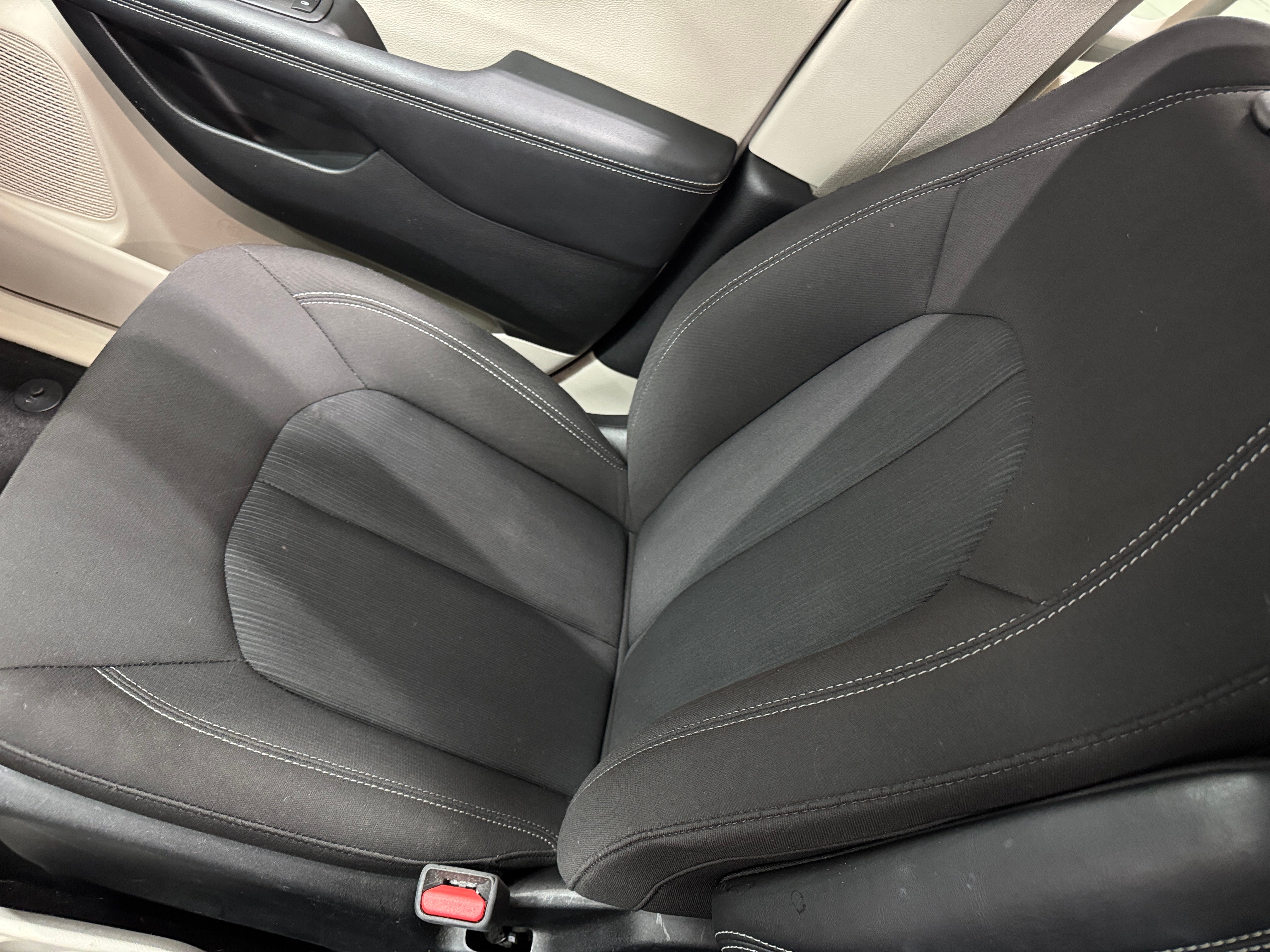 2023 Chrysler Voyager LX 2