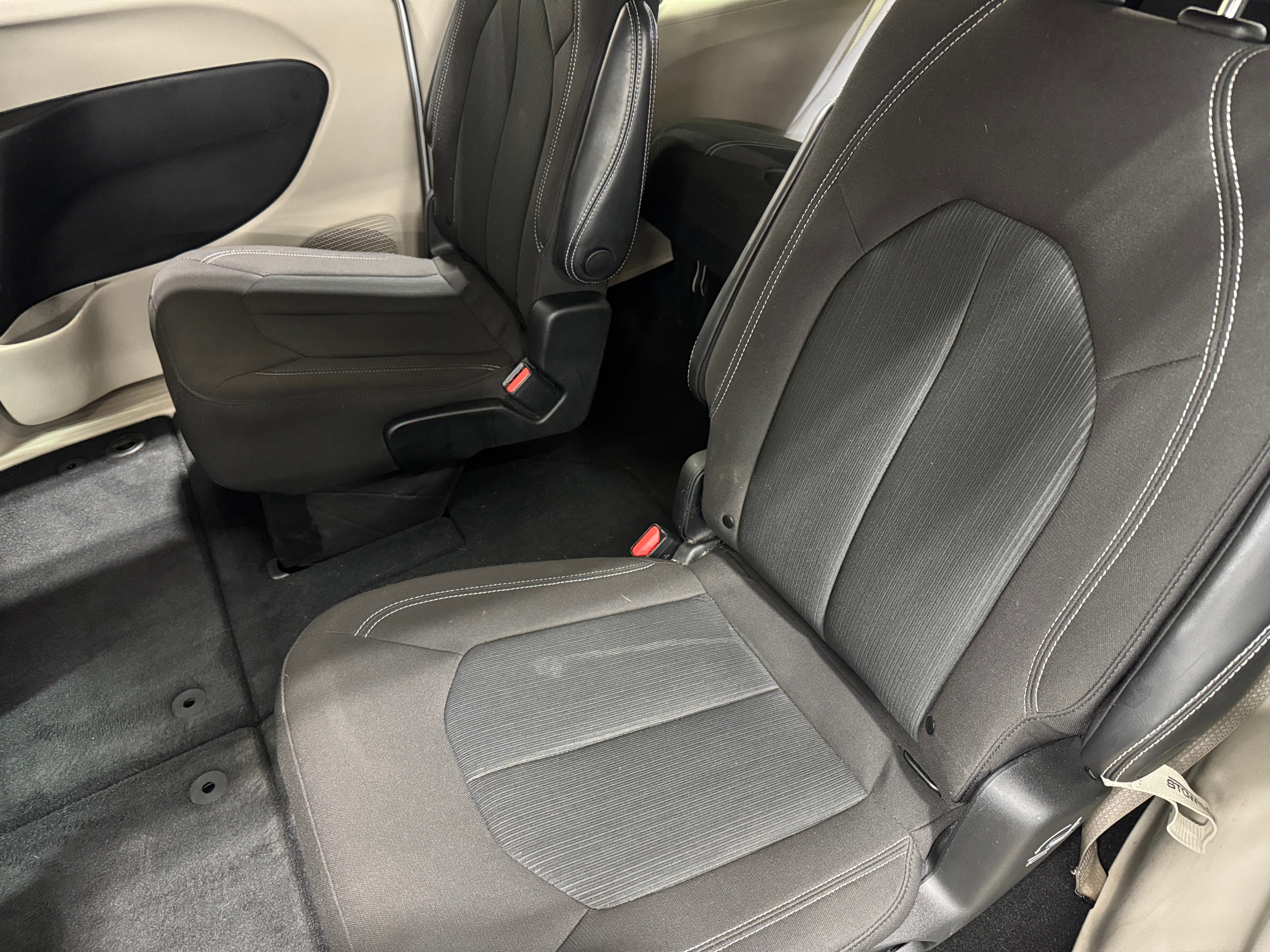 2023 Chrysler Voyager LX 6