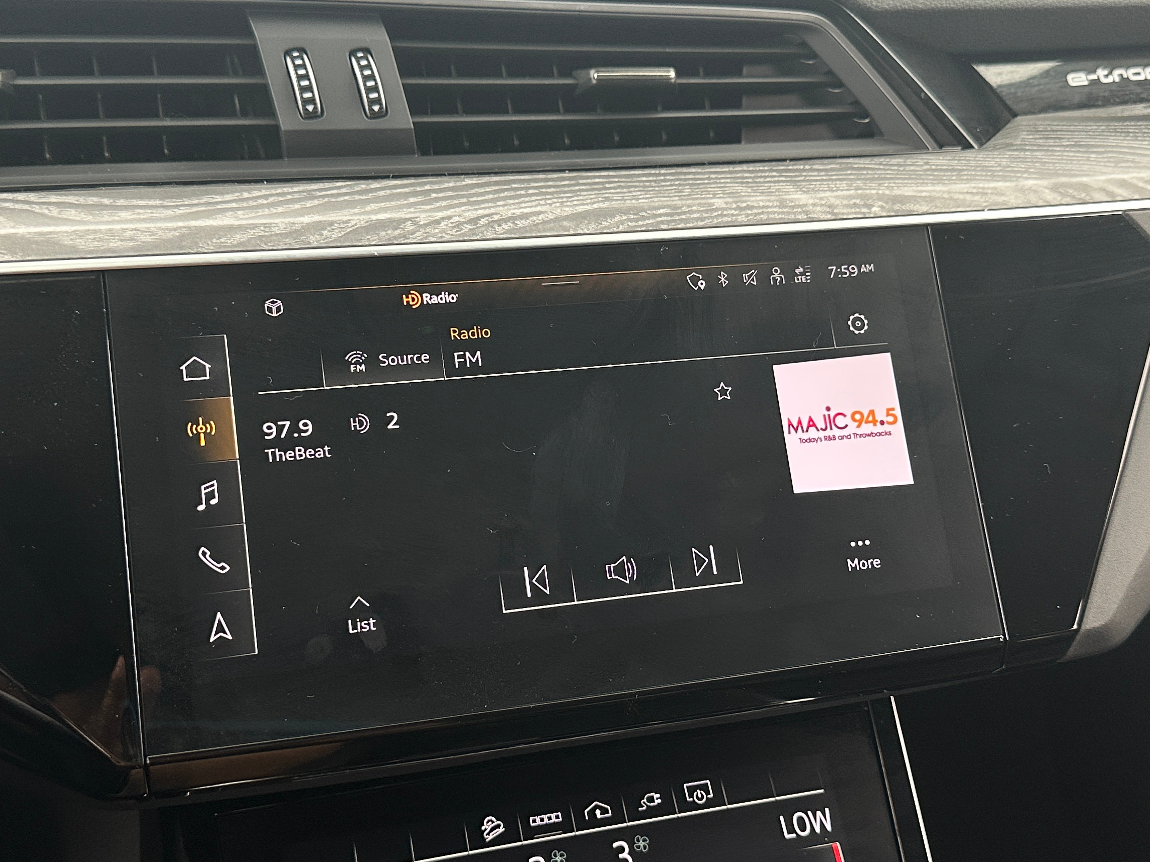 2022 Audi e-tron Premium Plus 3