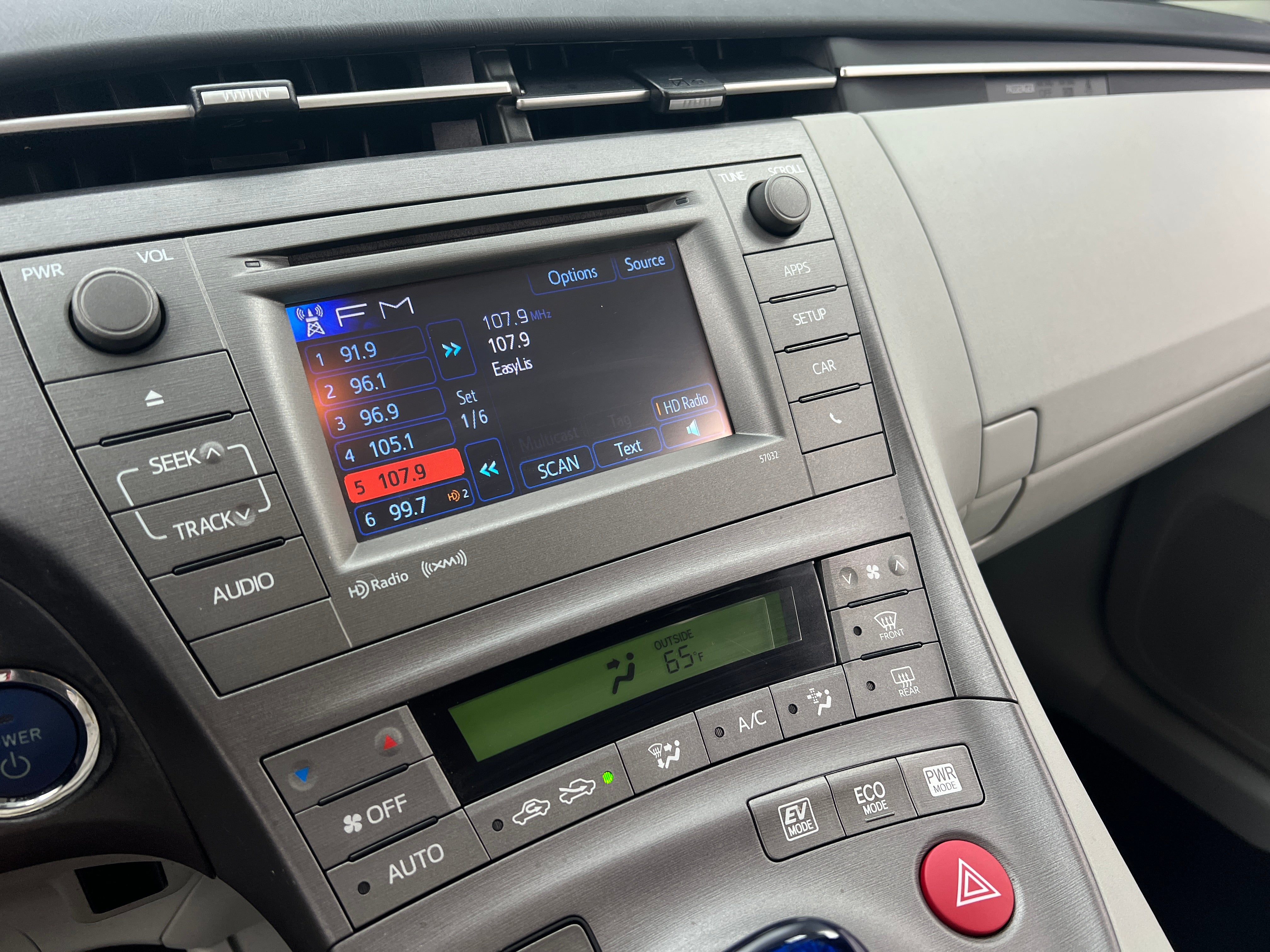 2015 Toyota Prius Three 4