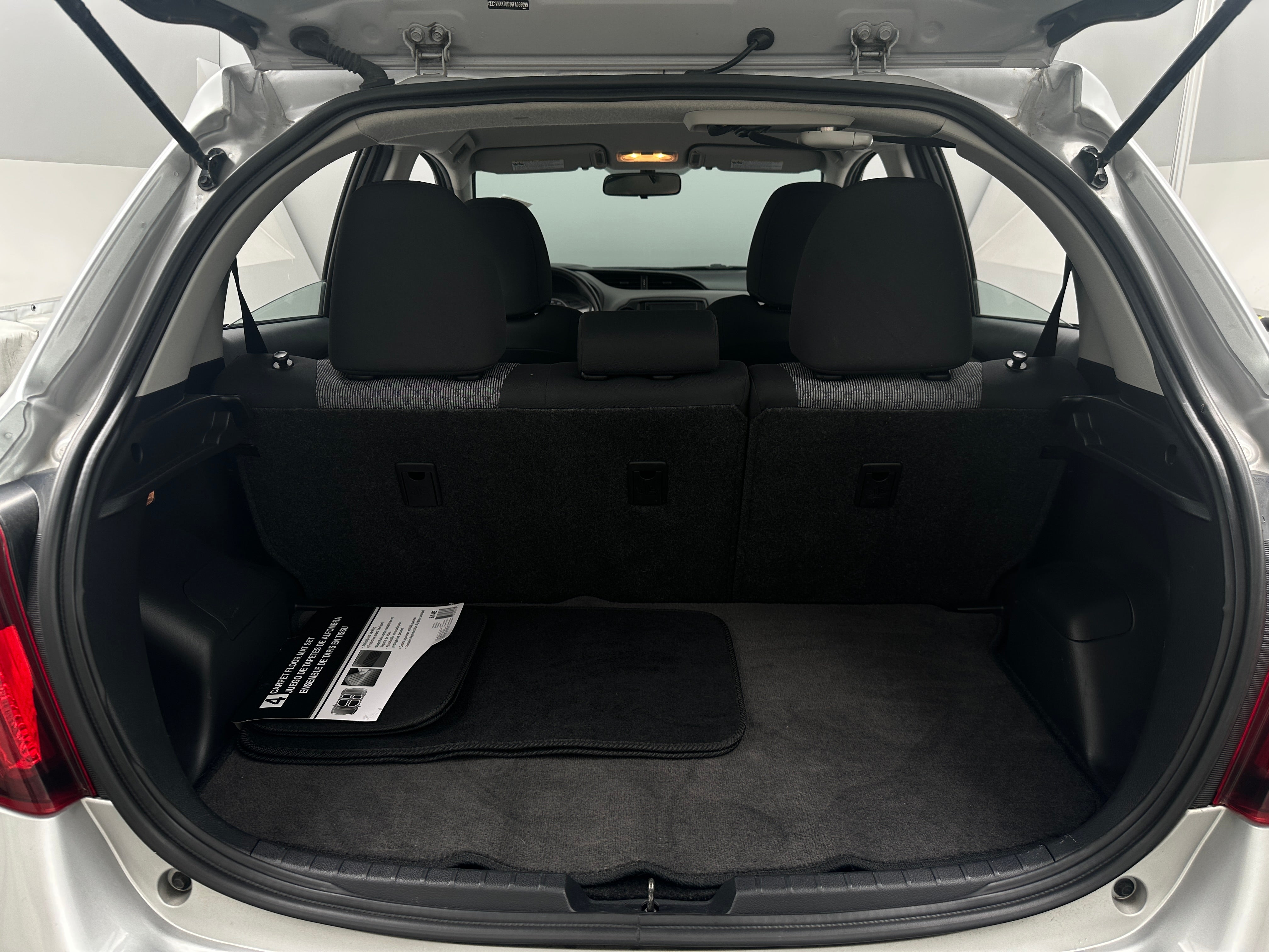 2015 Toyota Yaris L 6