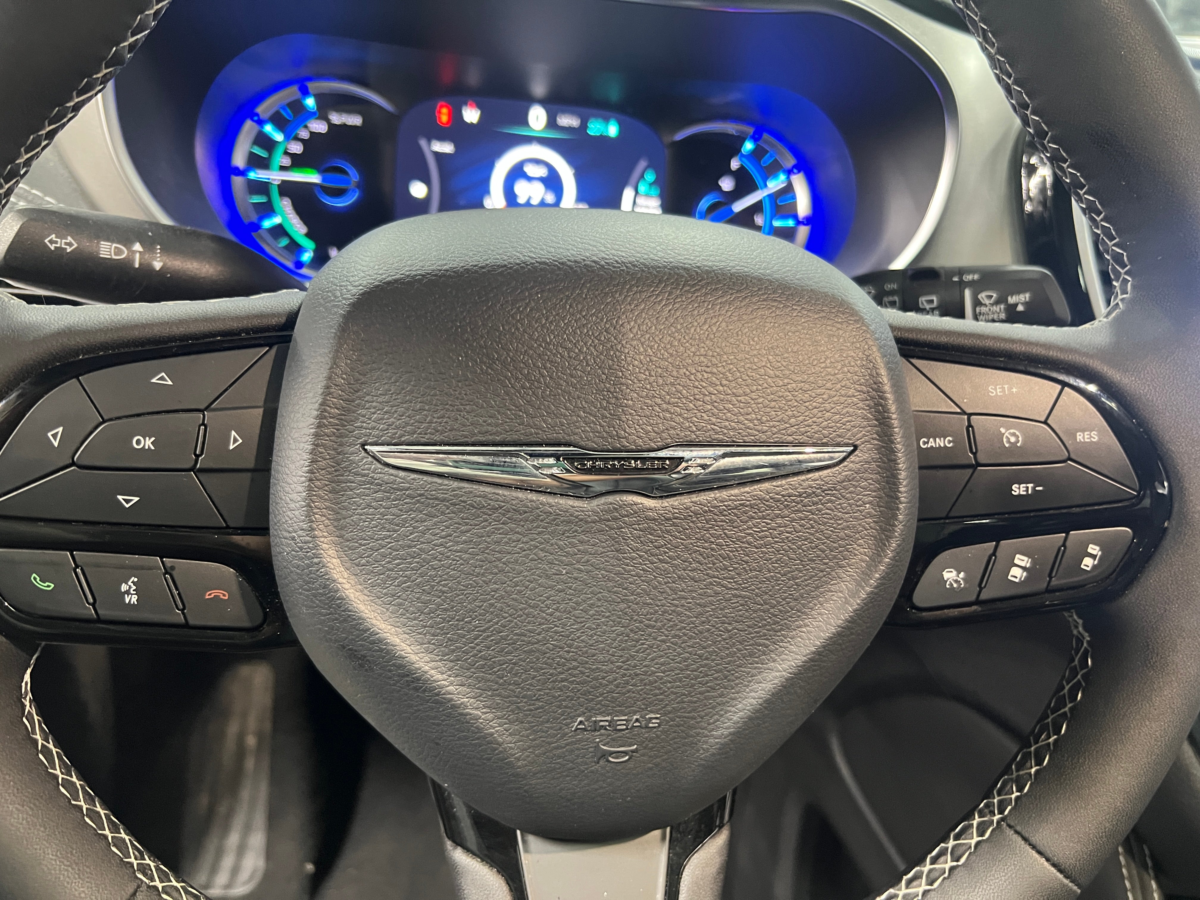 2024 Chrysler Pacifica Hybrid Premium S Appearance 4