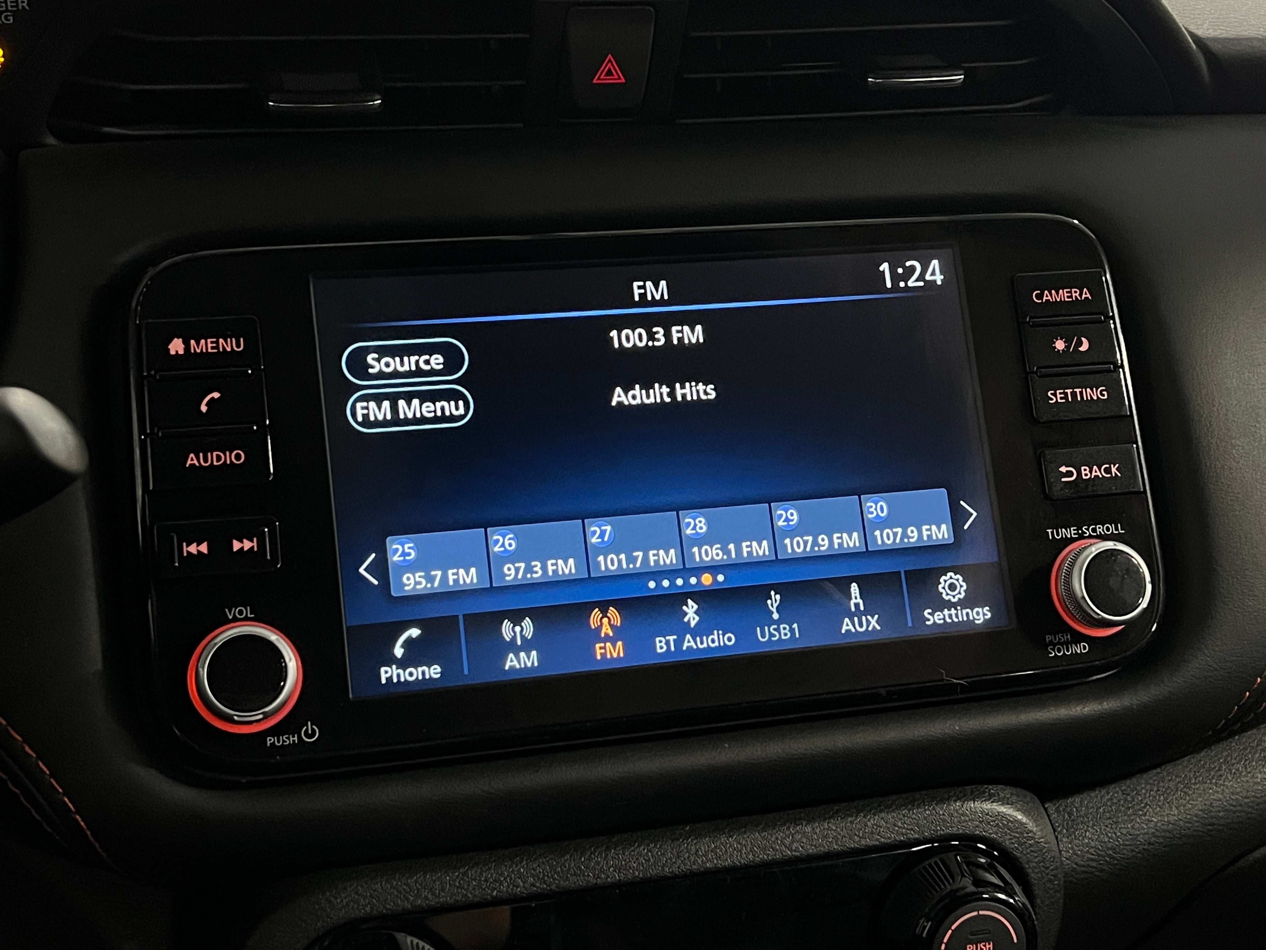 2023 Nissan Kicks SR 4