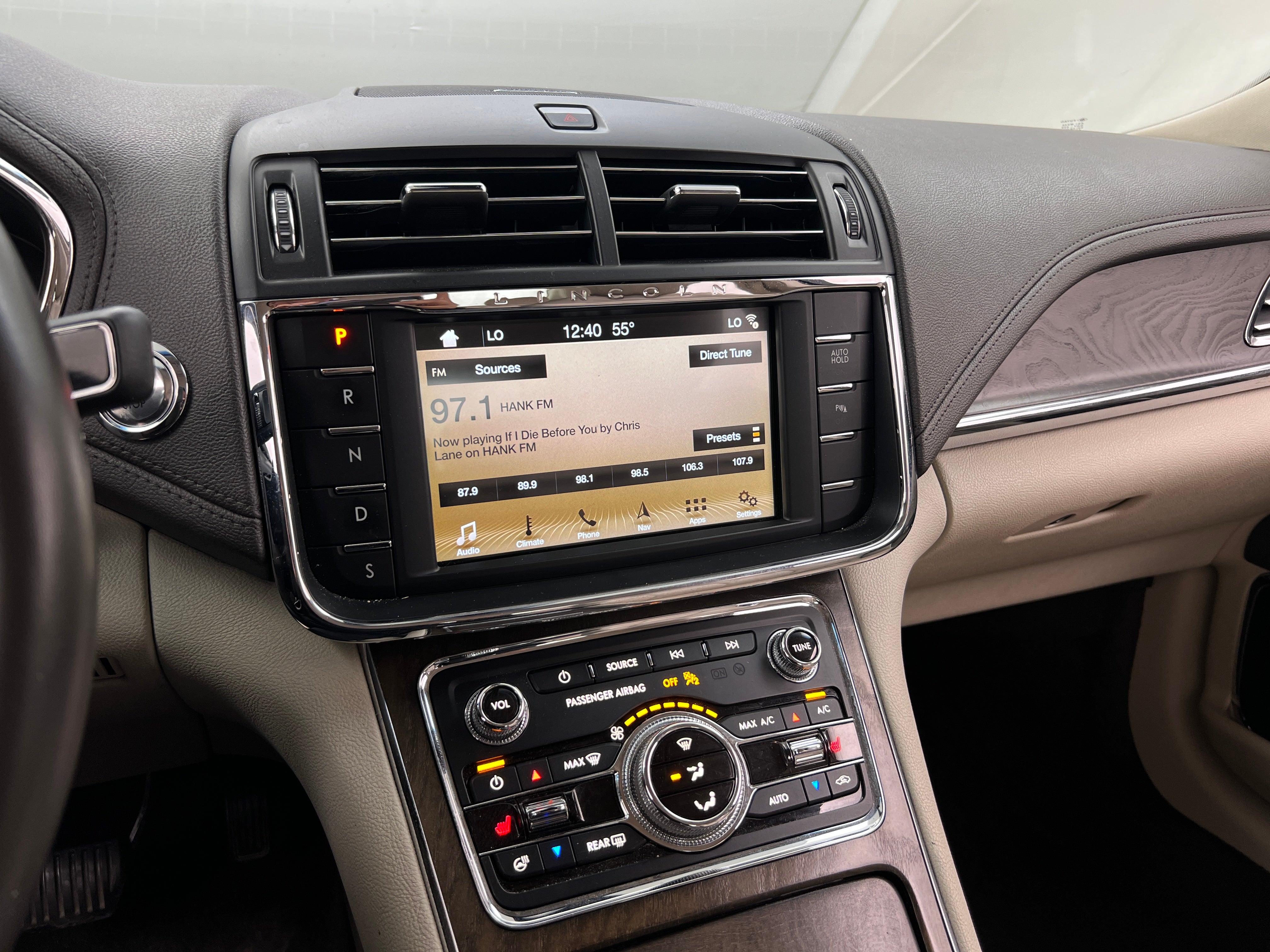 2018 Lincoln Continental Select 3
