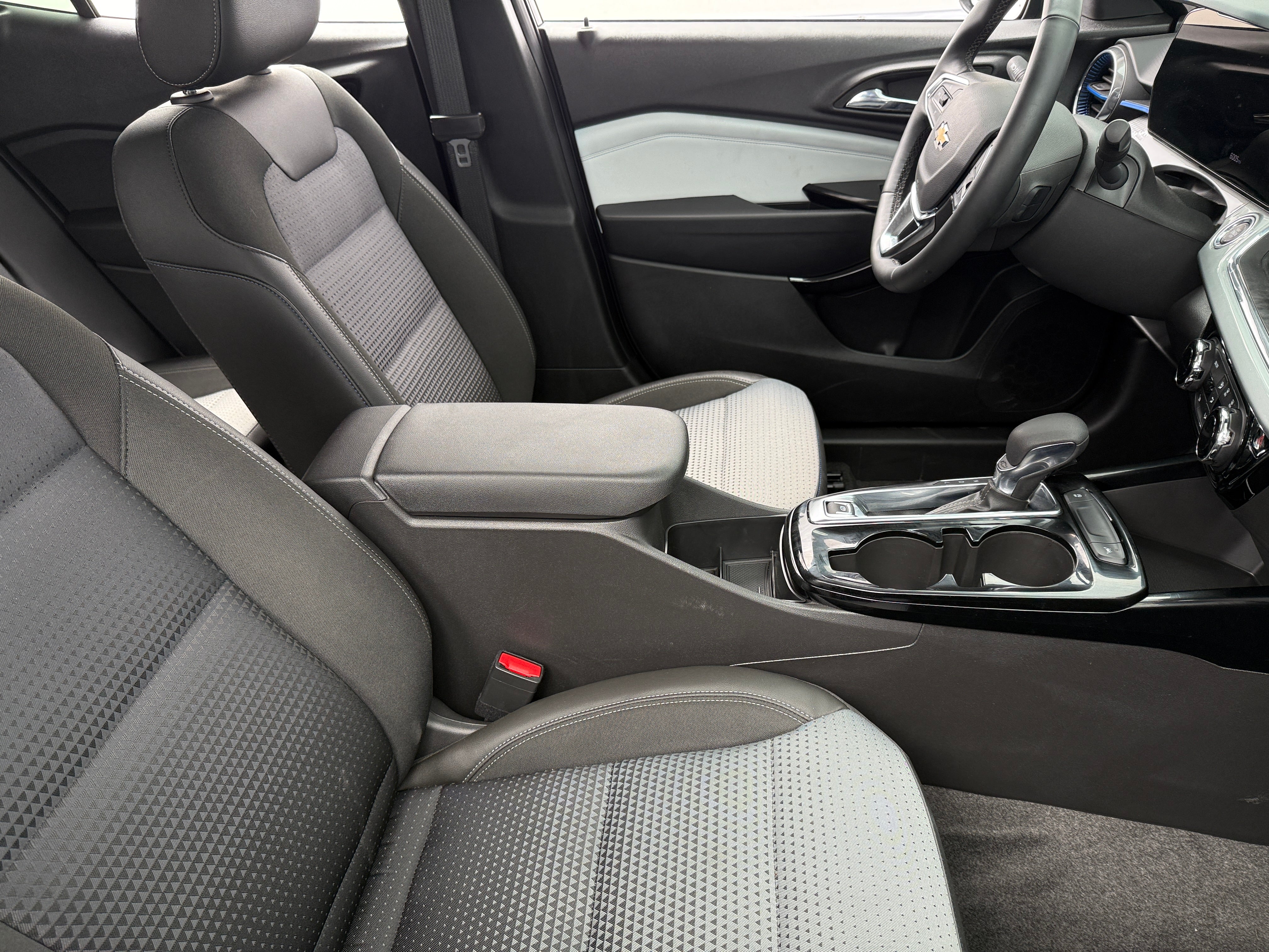 2025 Chevrolet Trax LT 2