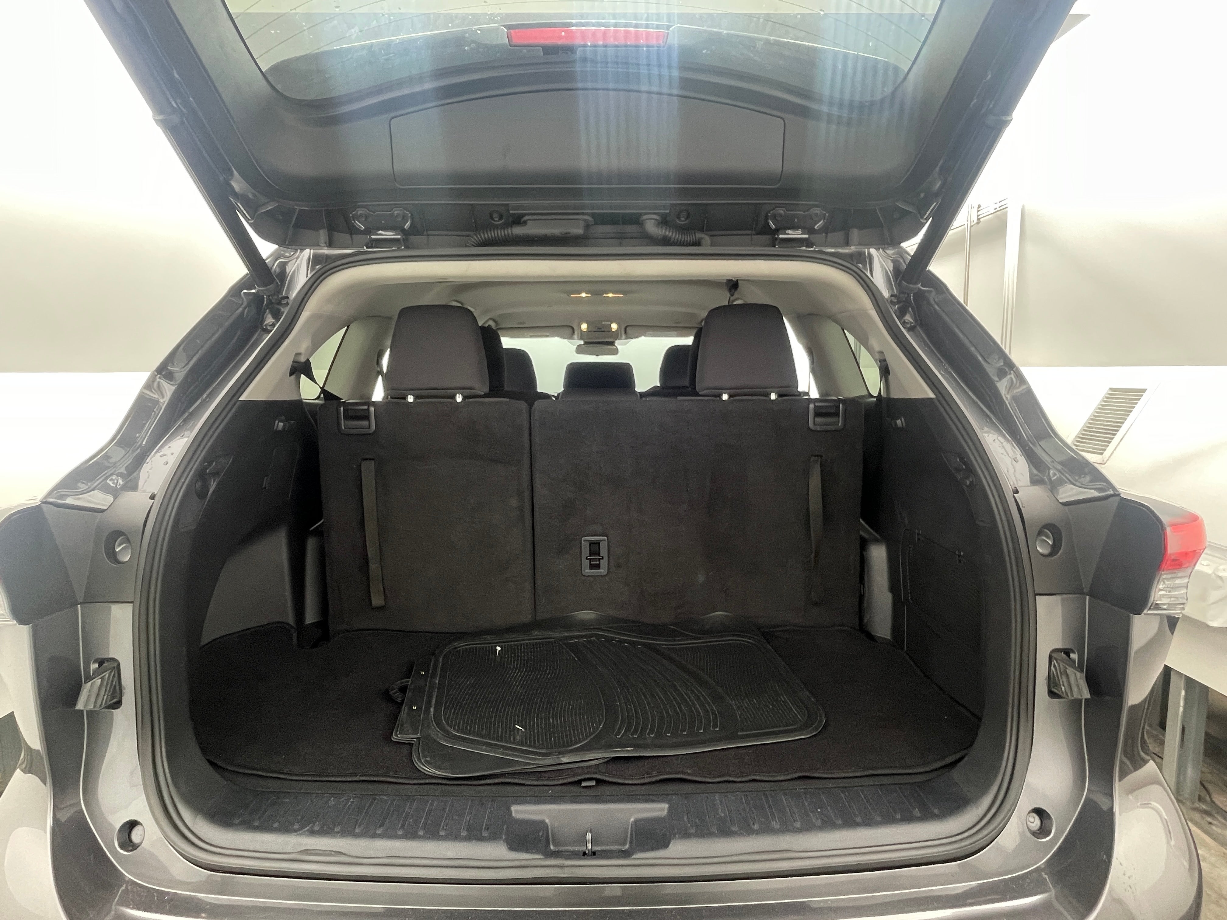 2023 Toyota Highlander LE 7