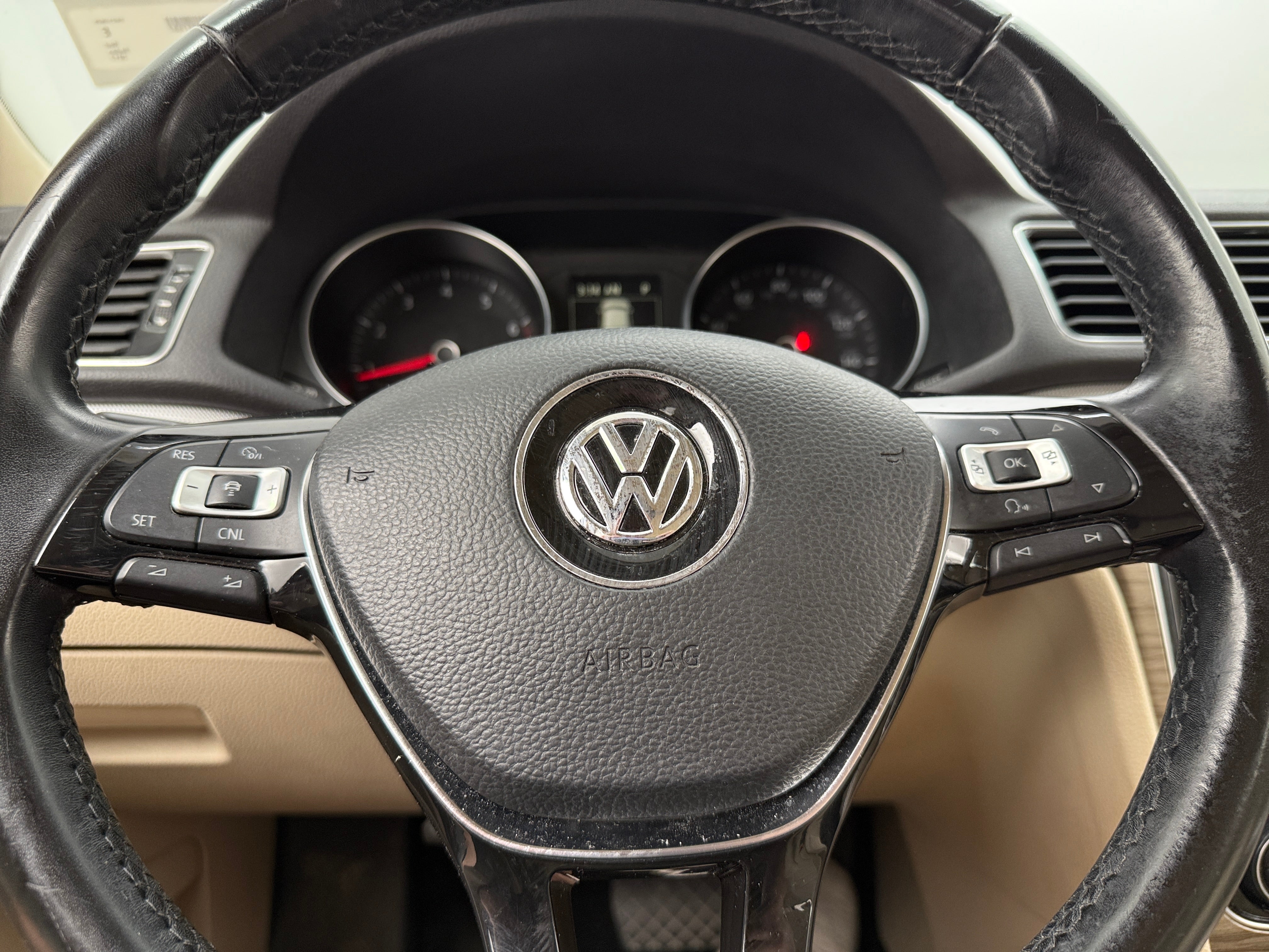 2017 Volkswagen Passat SE 4