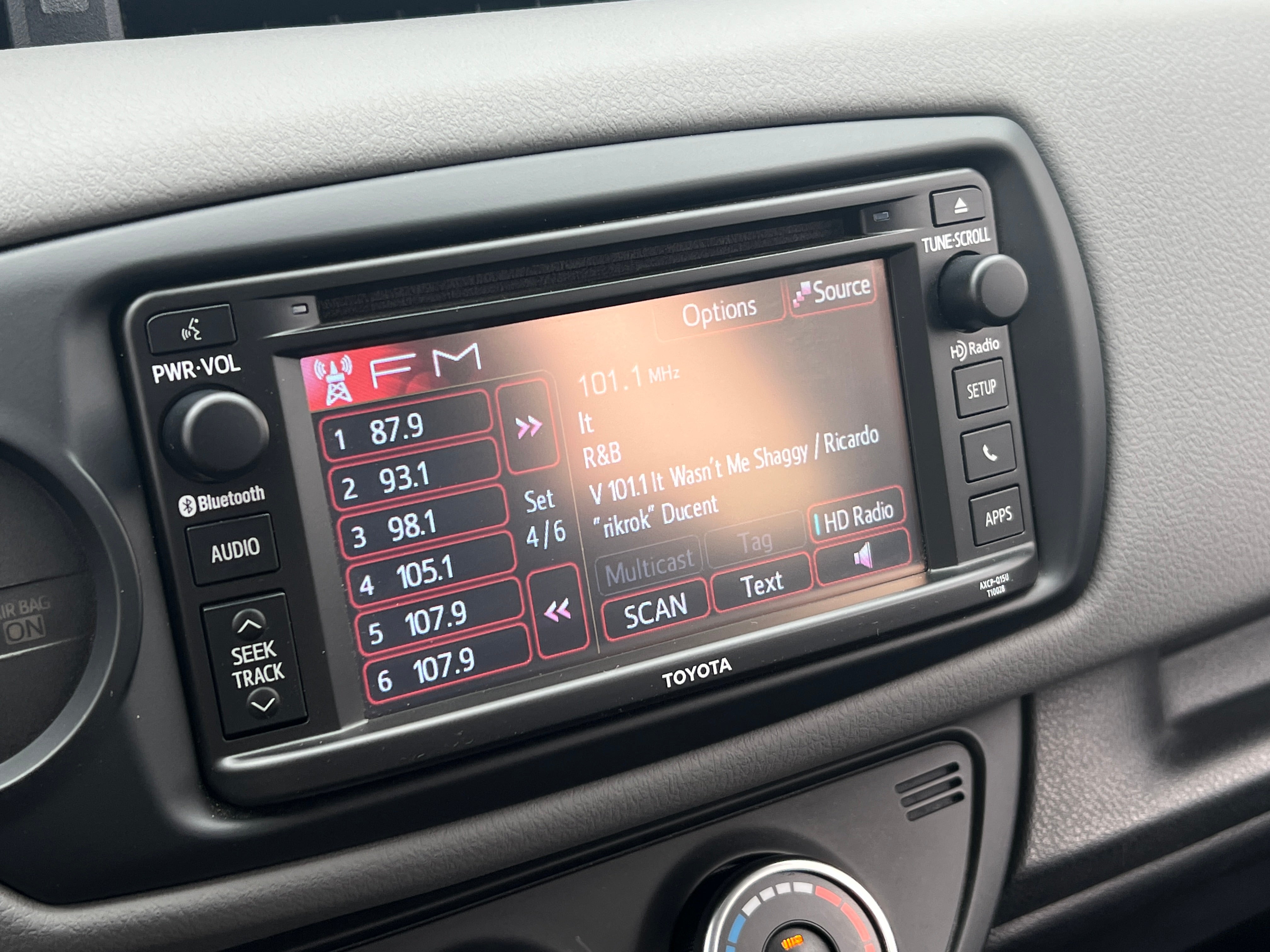 2015 Toyota Yaris LE 4