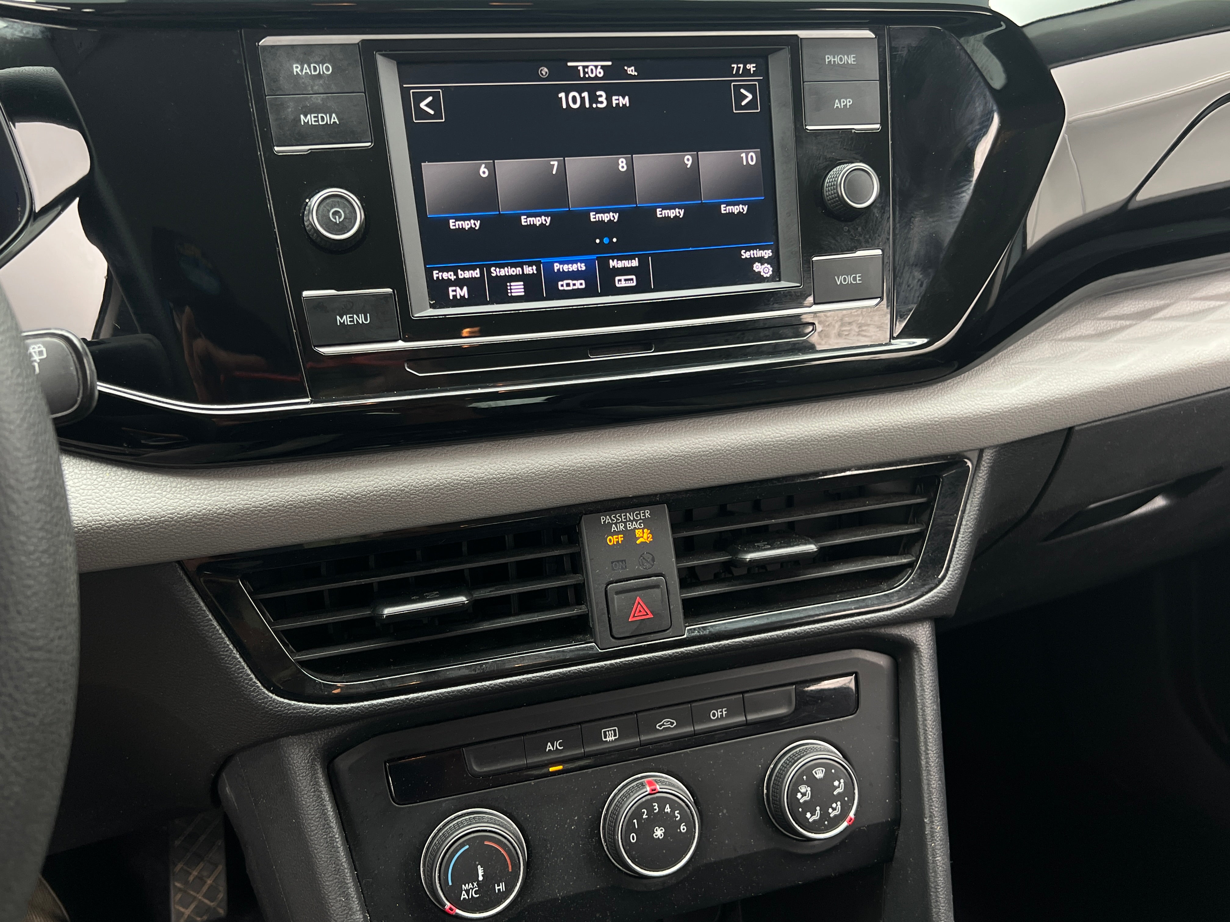 2022 Volkswagen Taos S 4