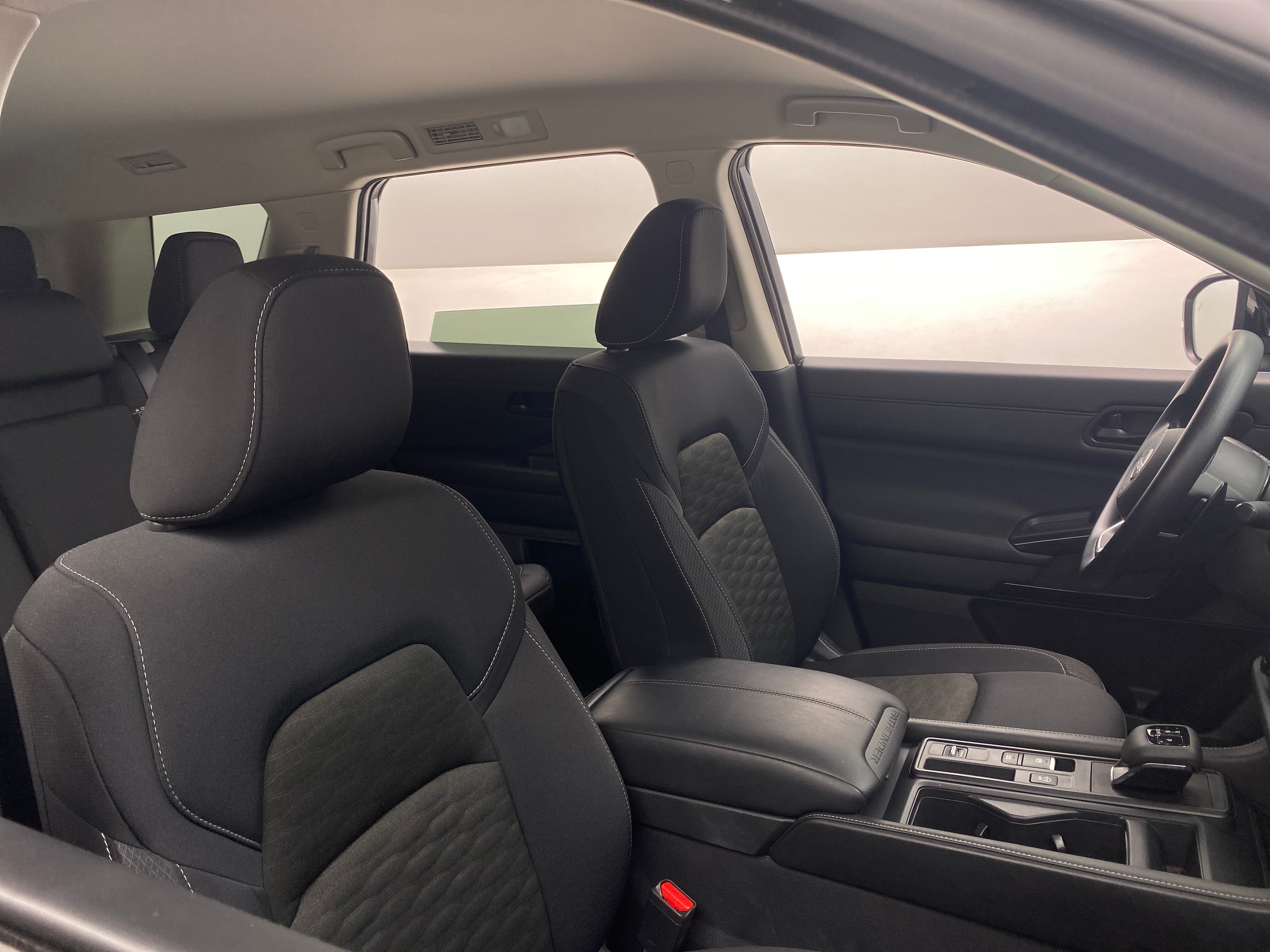 2024 Nissan Pathfinder S 2