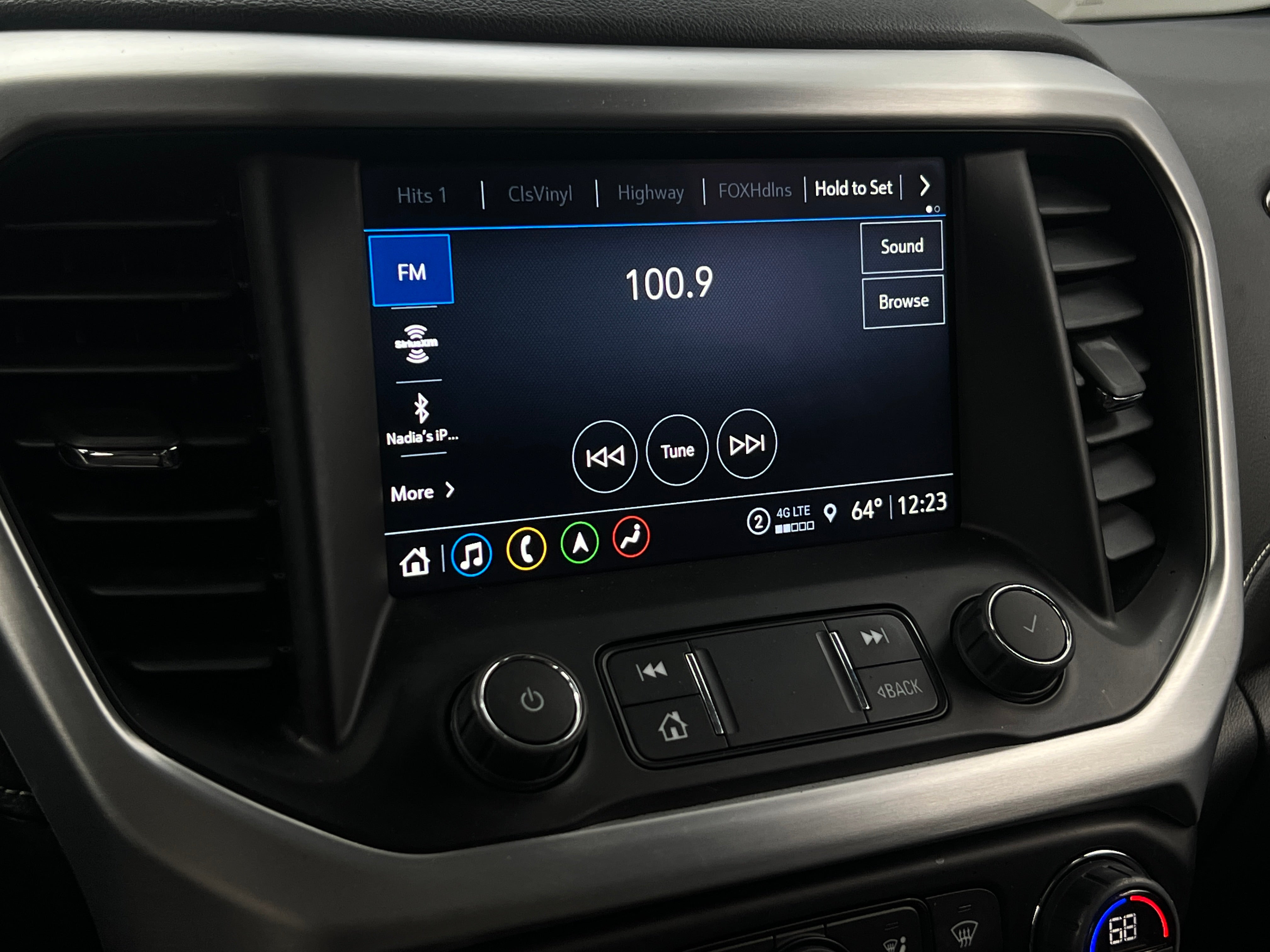 2023 GMC Acadia SLE 4
