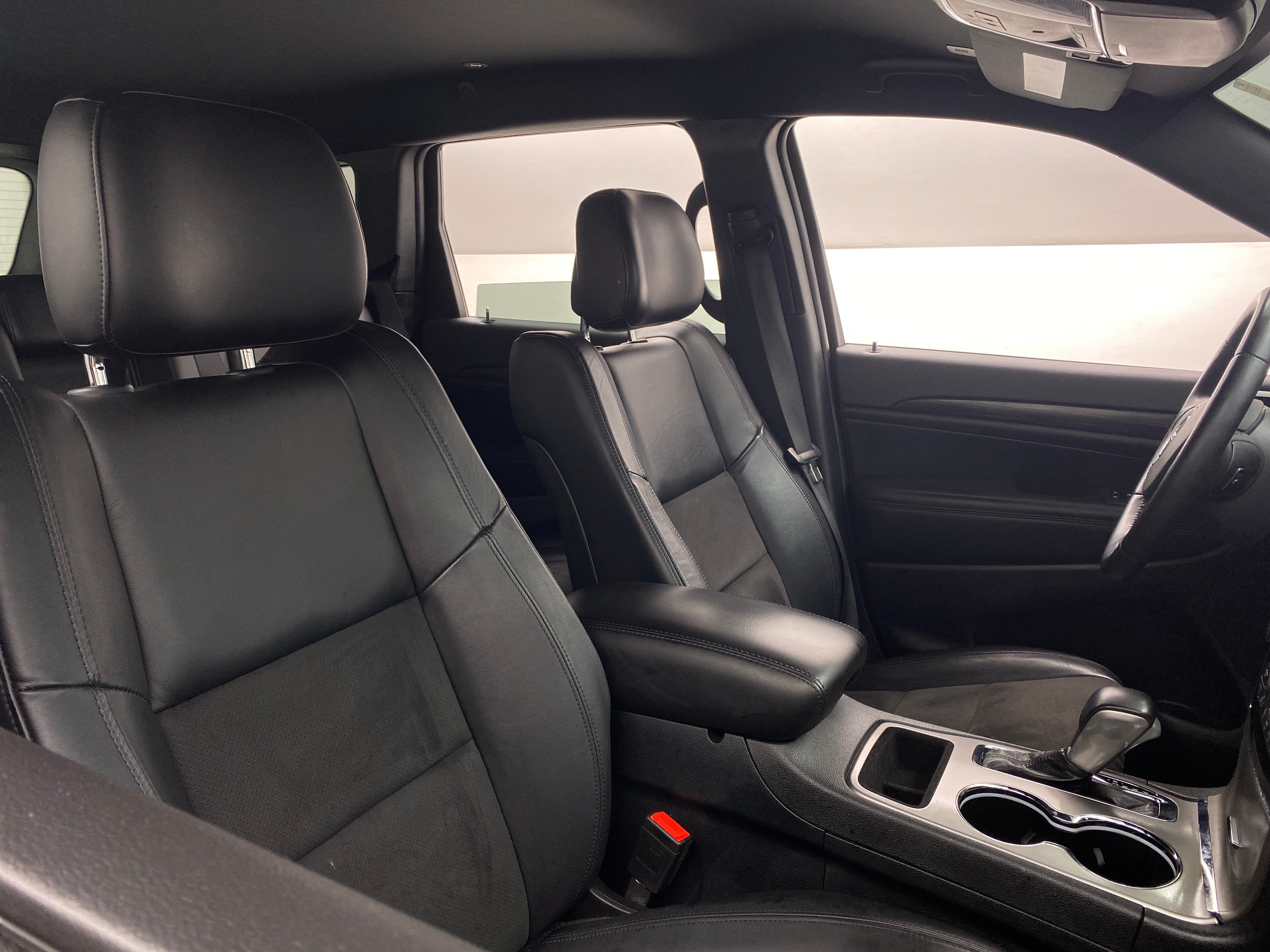 2022 Jeep Grand Cherokee Laredo 2