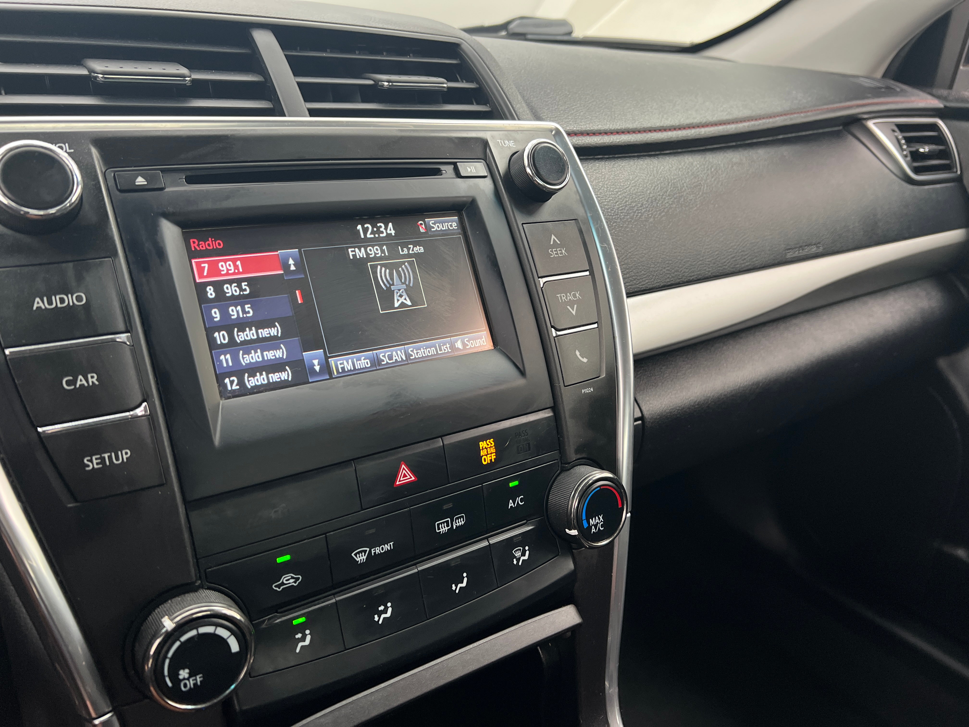 2016 Toyota Camry SE 3
