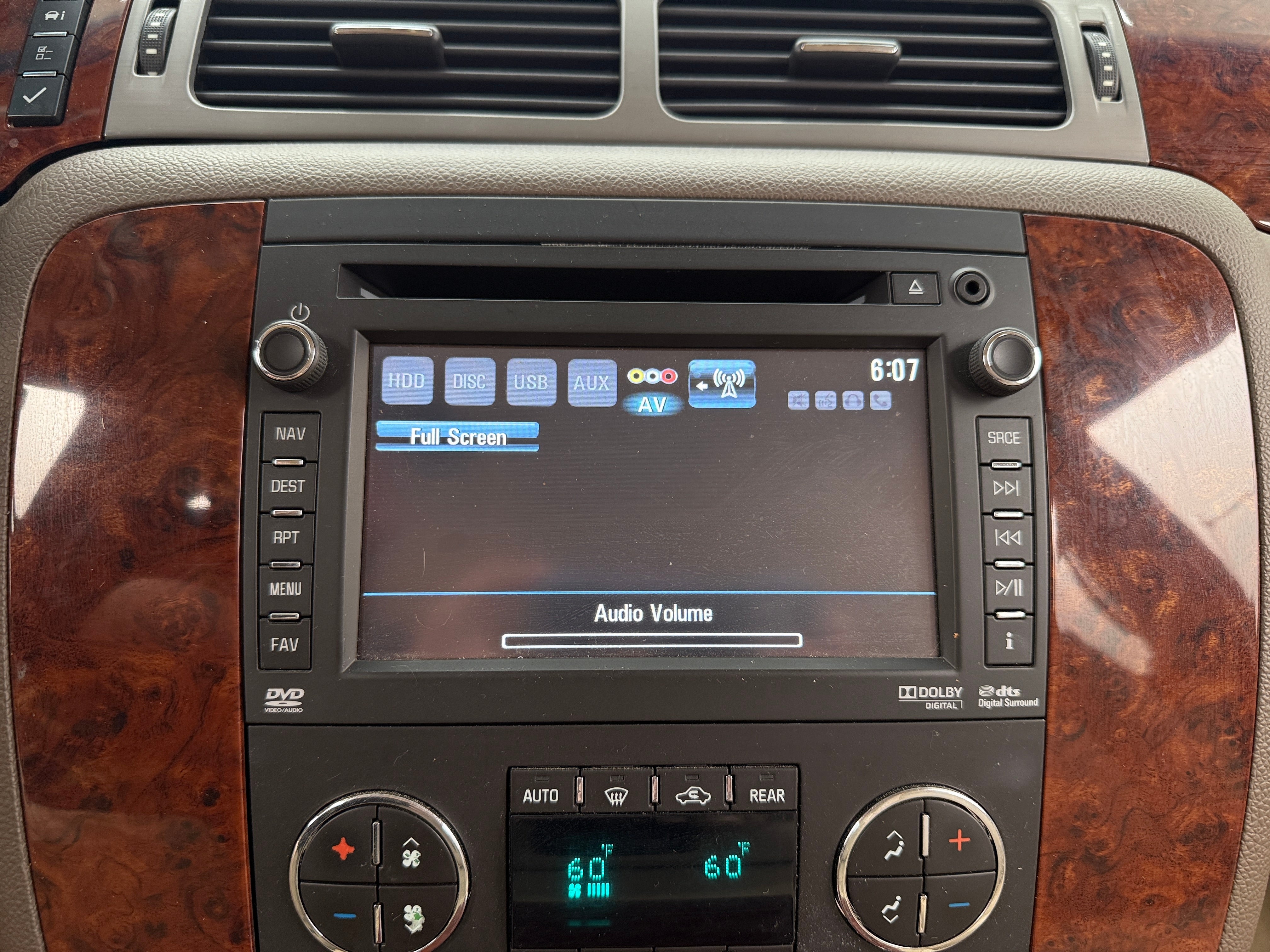 2014 Chevrolet Suburban 1500 LTZ 3