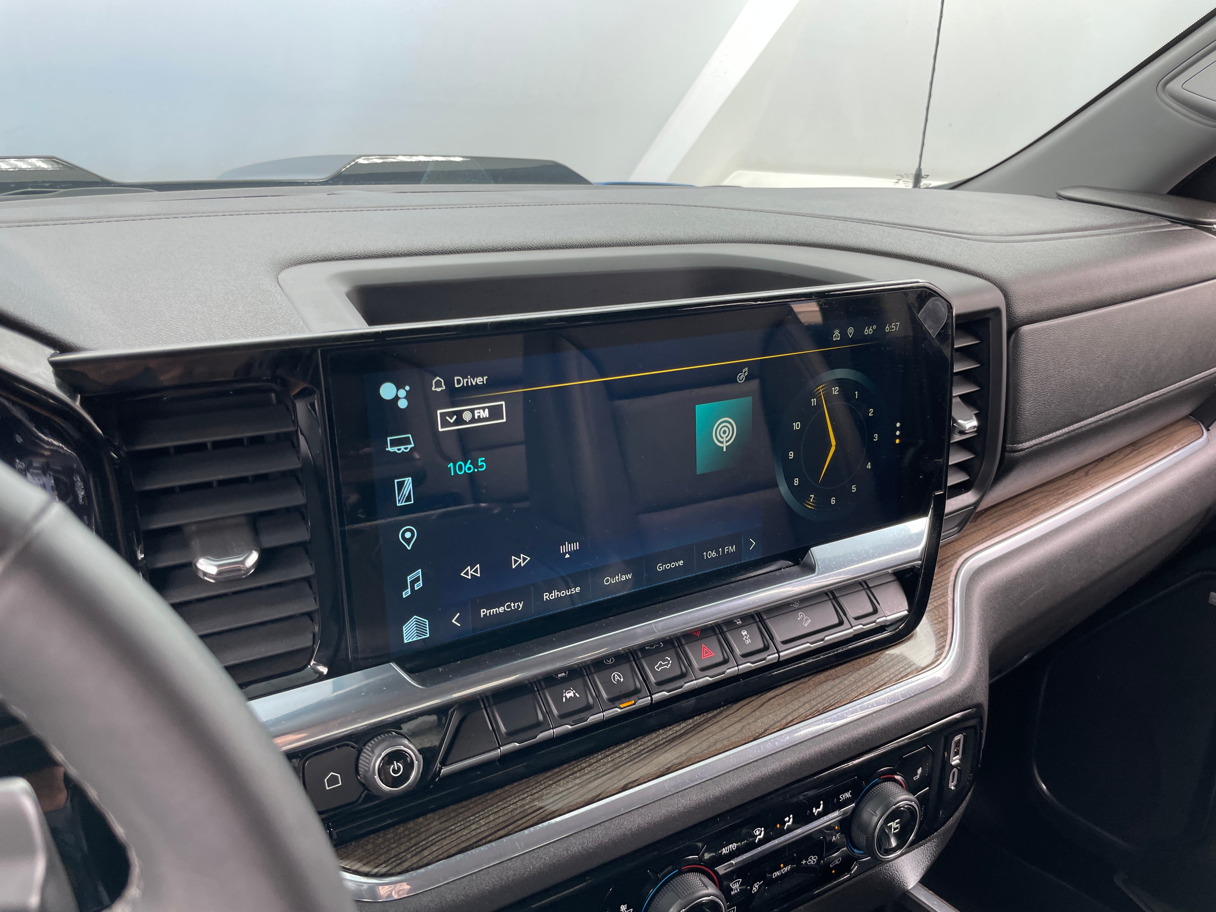 2024 Chevrolet Silverado 1500  3