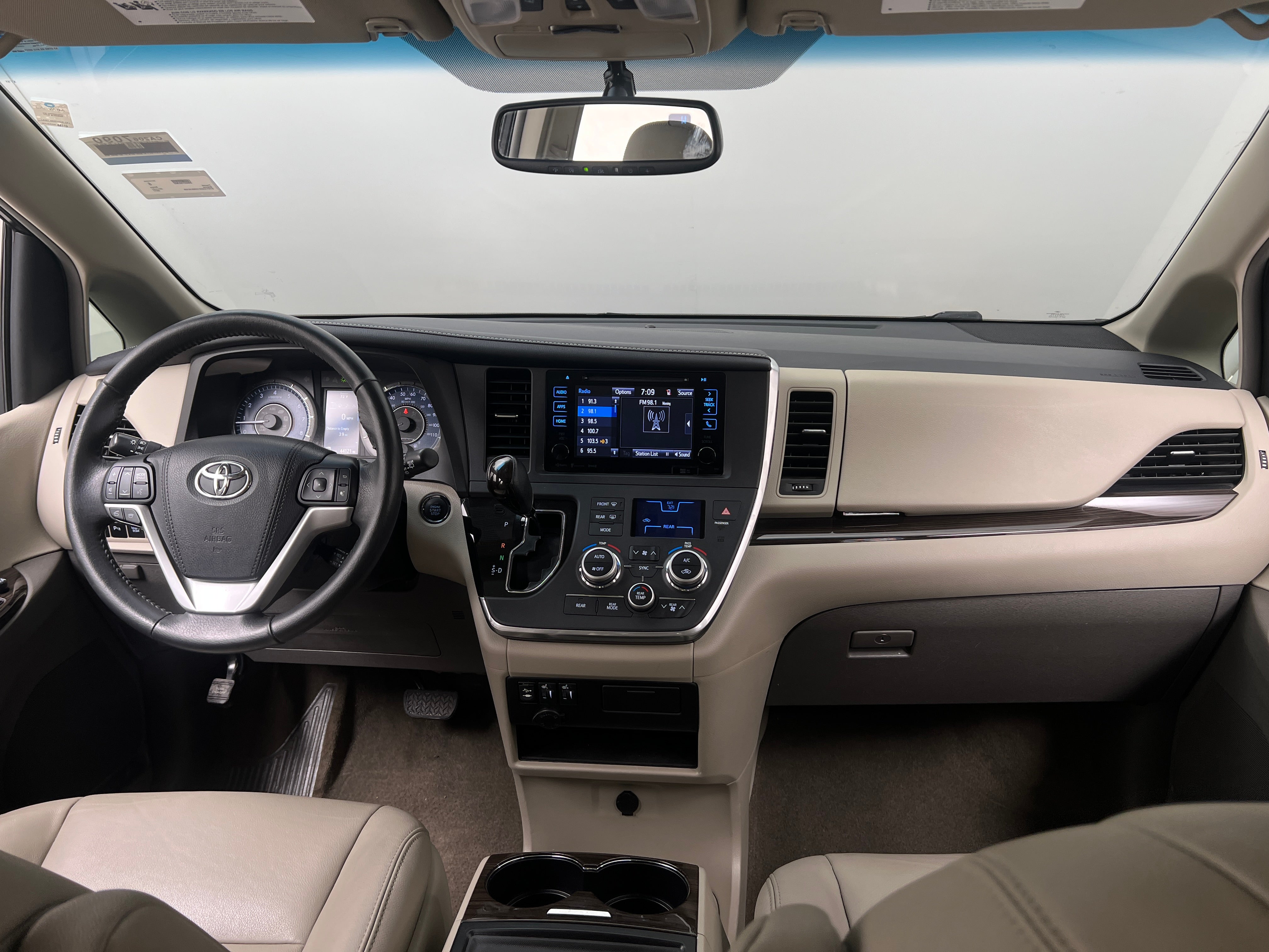 2017 Toyota Sienna XLE 2