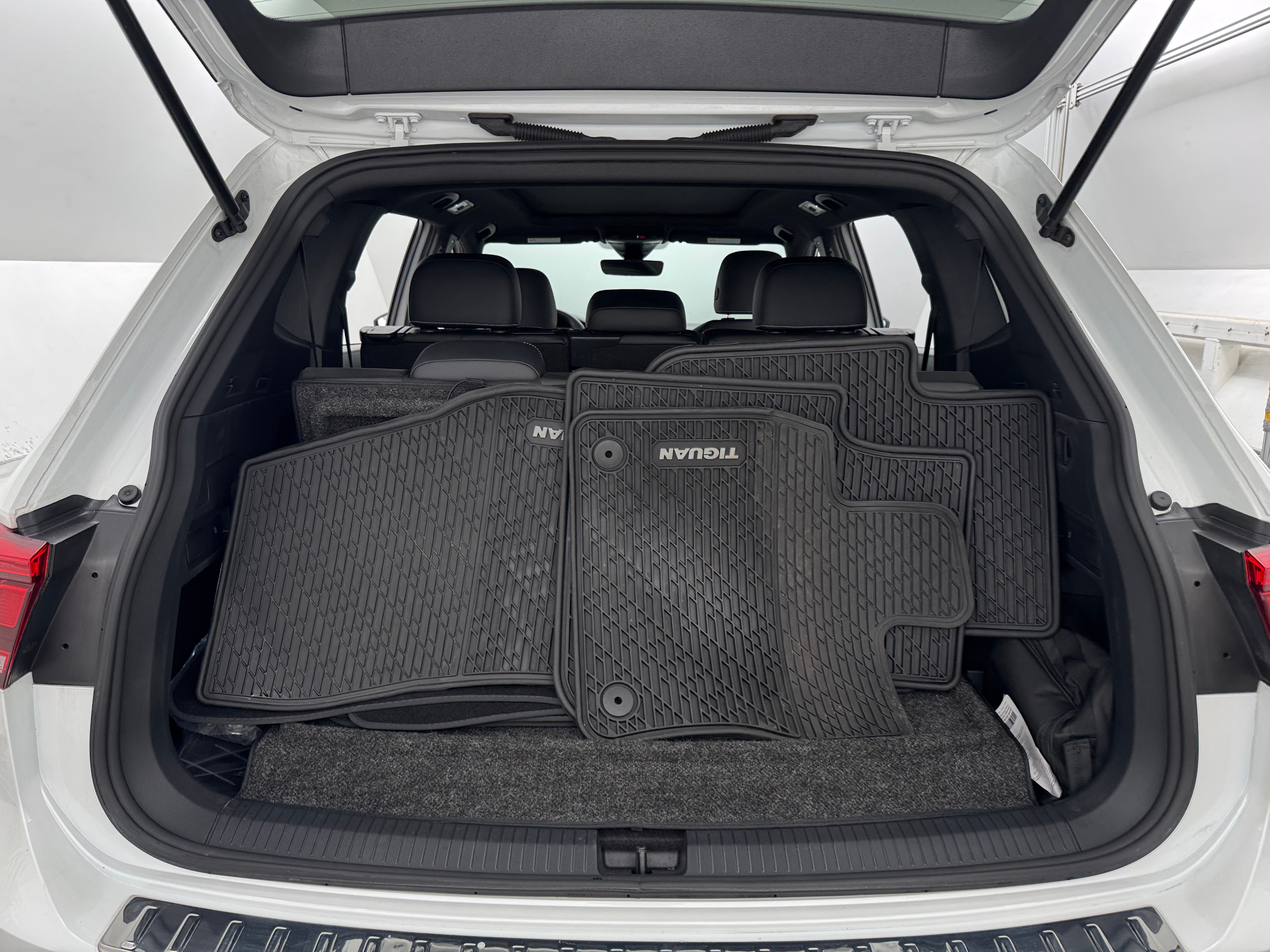 2023 Volkswagen Tiguan SE R-Line Black 6