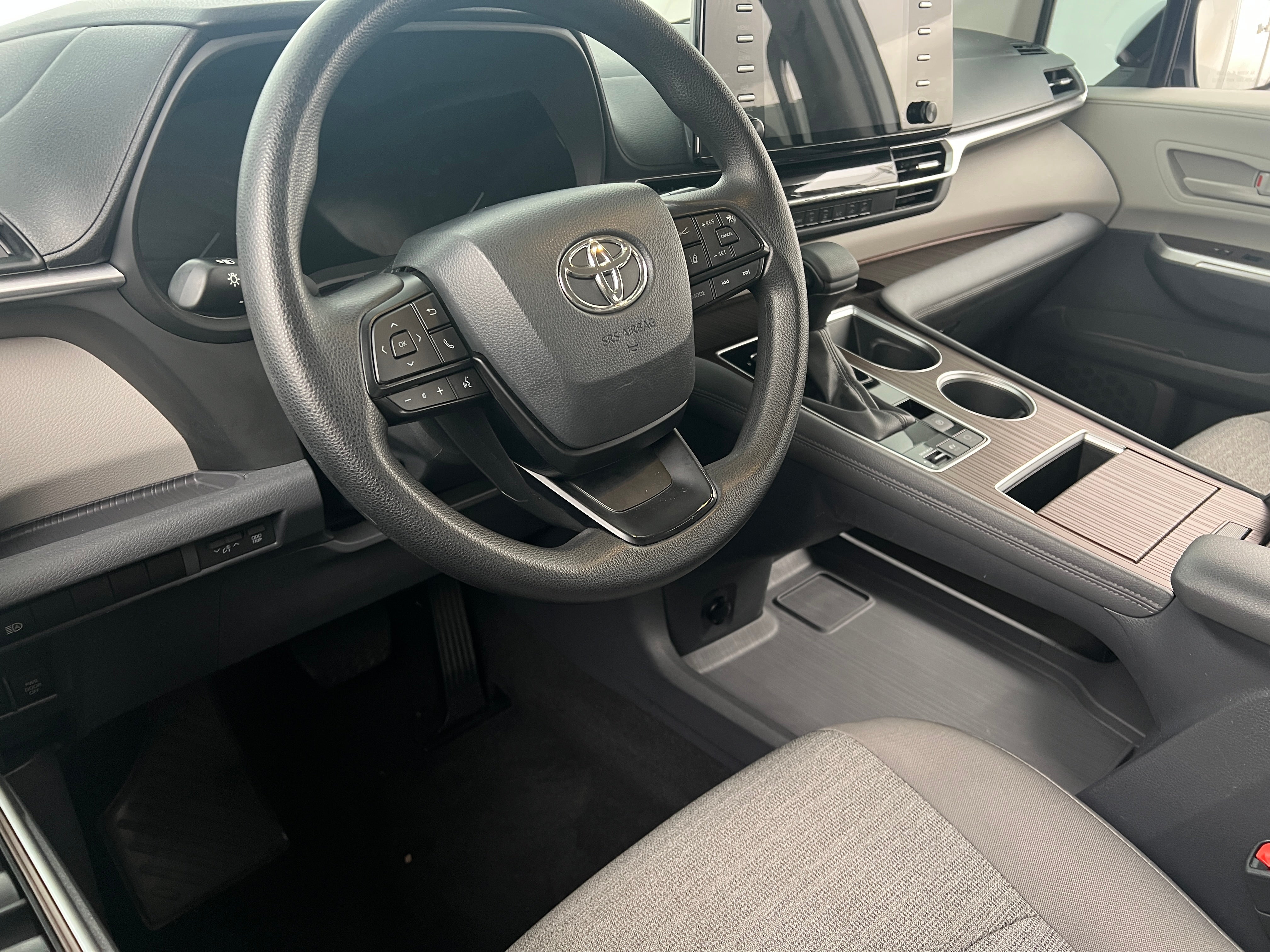 2023 Toyota Sienna LE 3