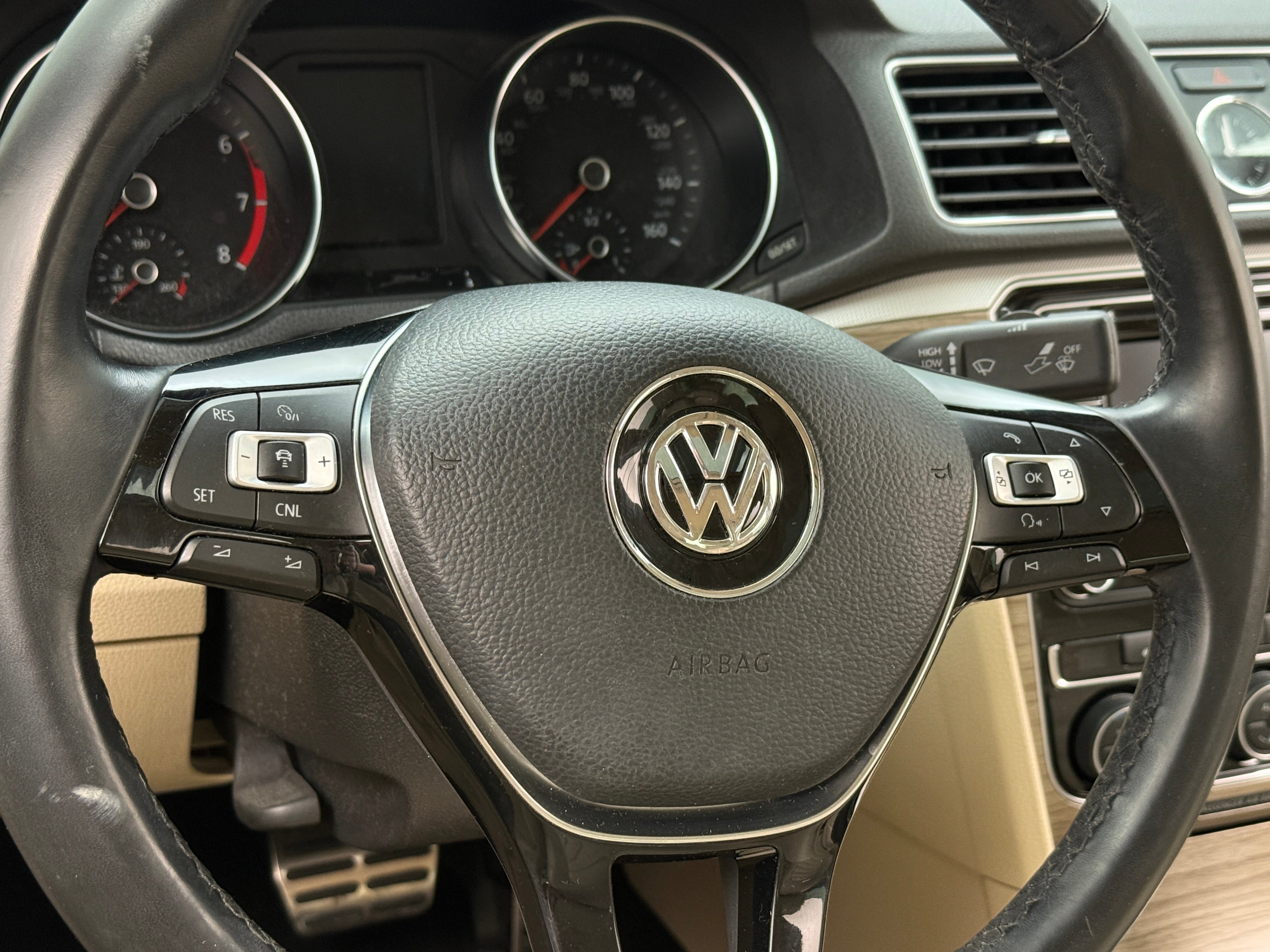 2017 Volkswagen Passat SEL 4
