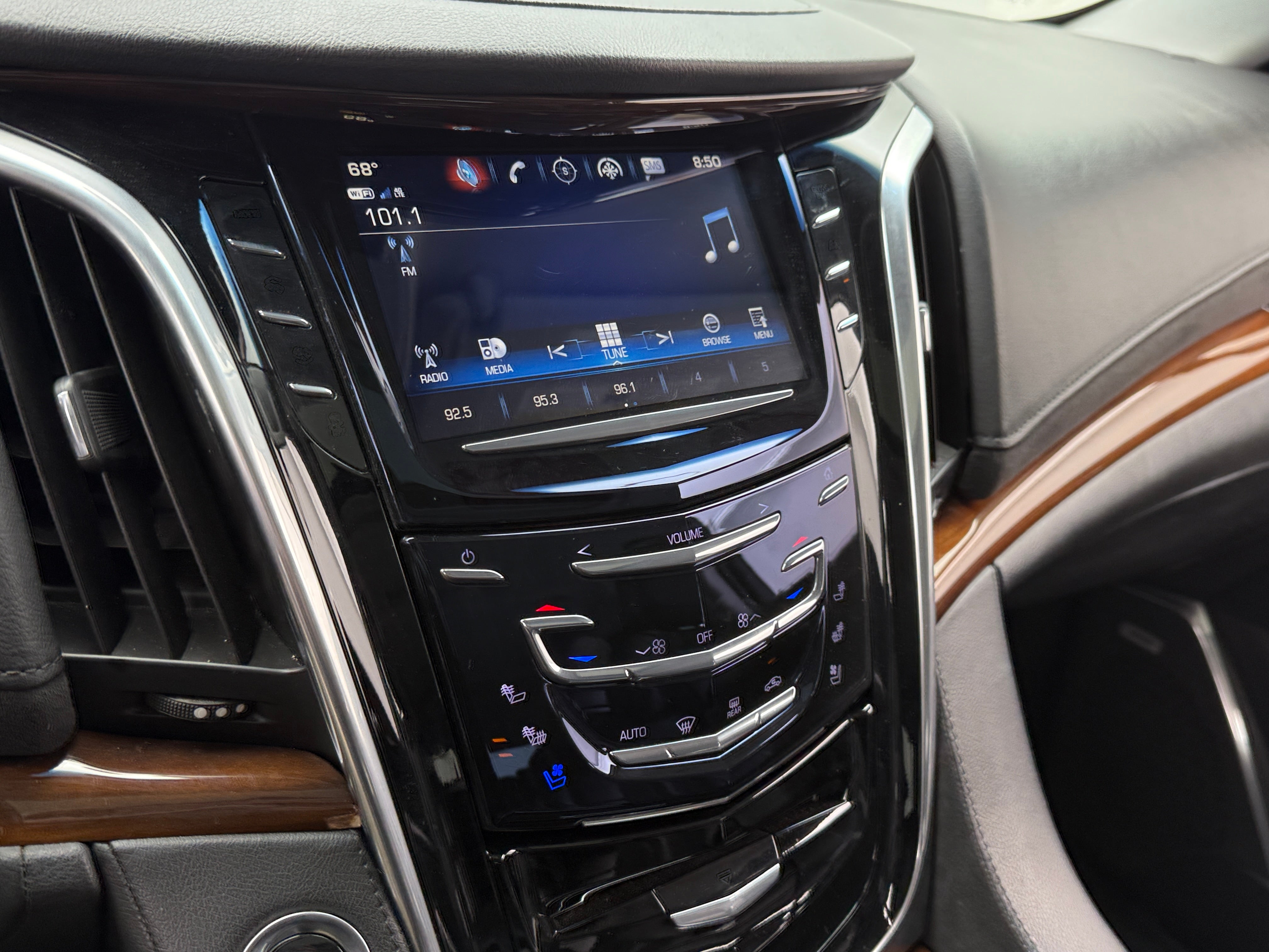 2020 Cadillac Escalade Luxury 3