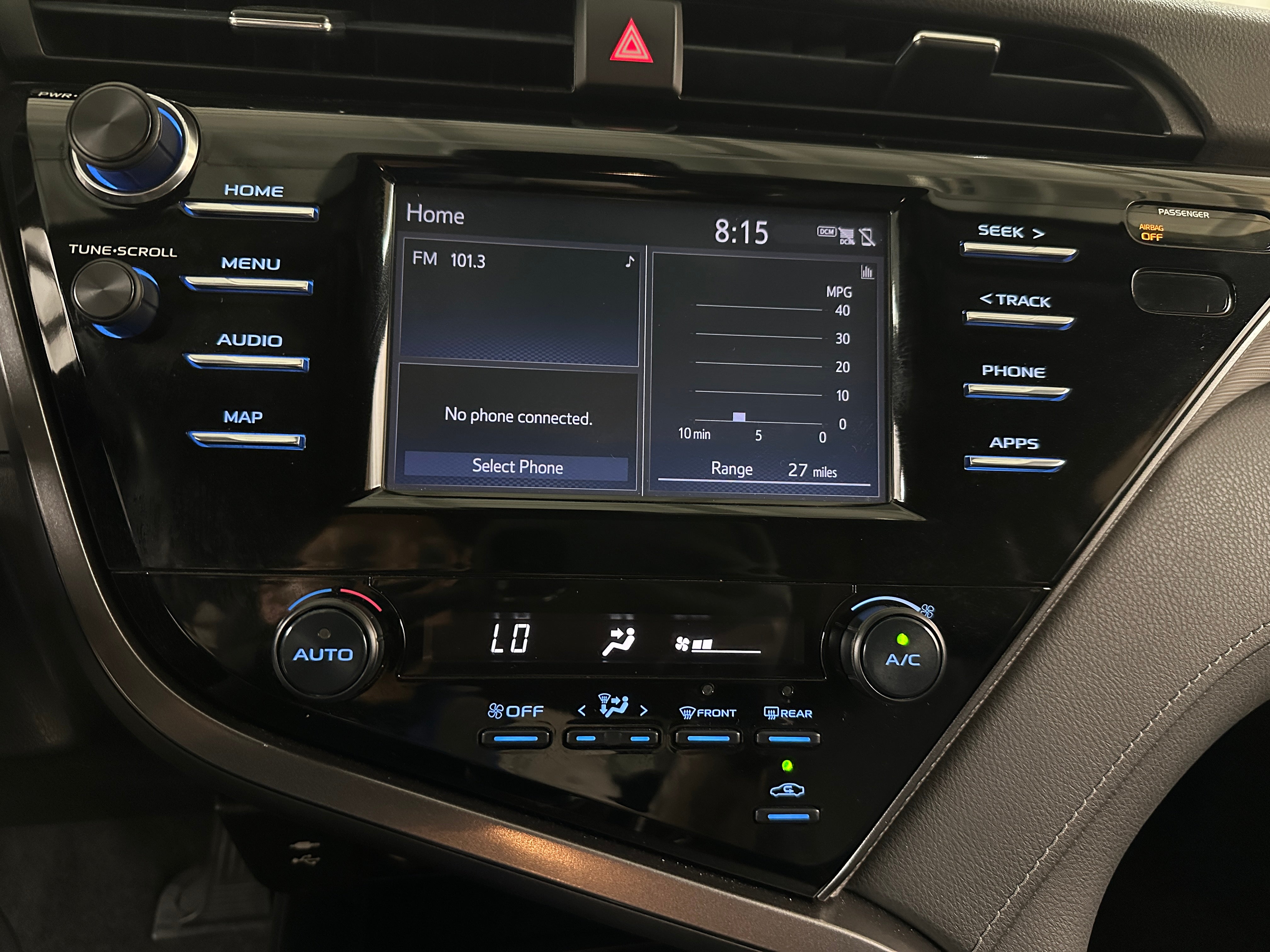 2019 Toyota Camry SE 3