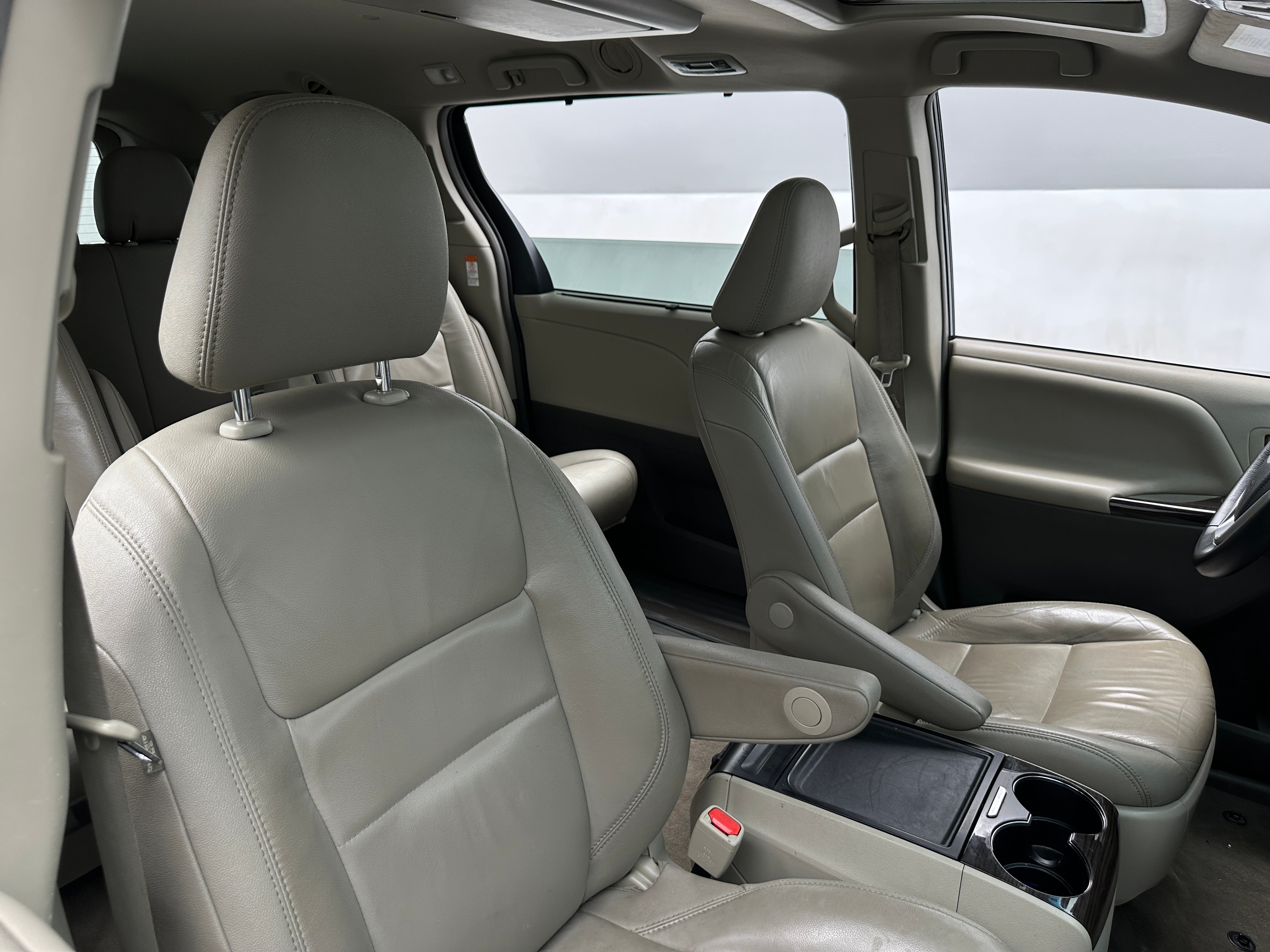 2017 Toyota Sienna XLE Premium 2