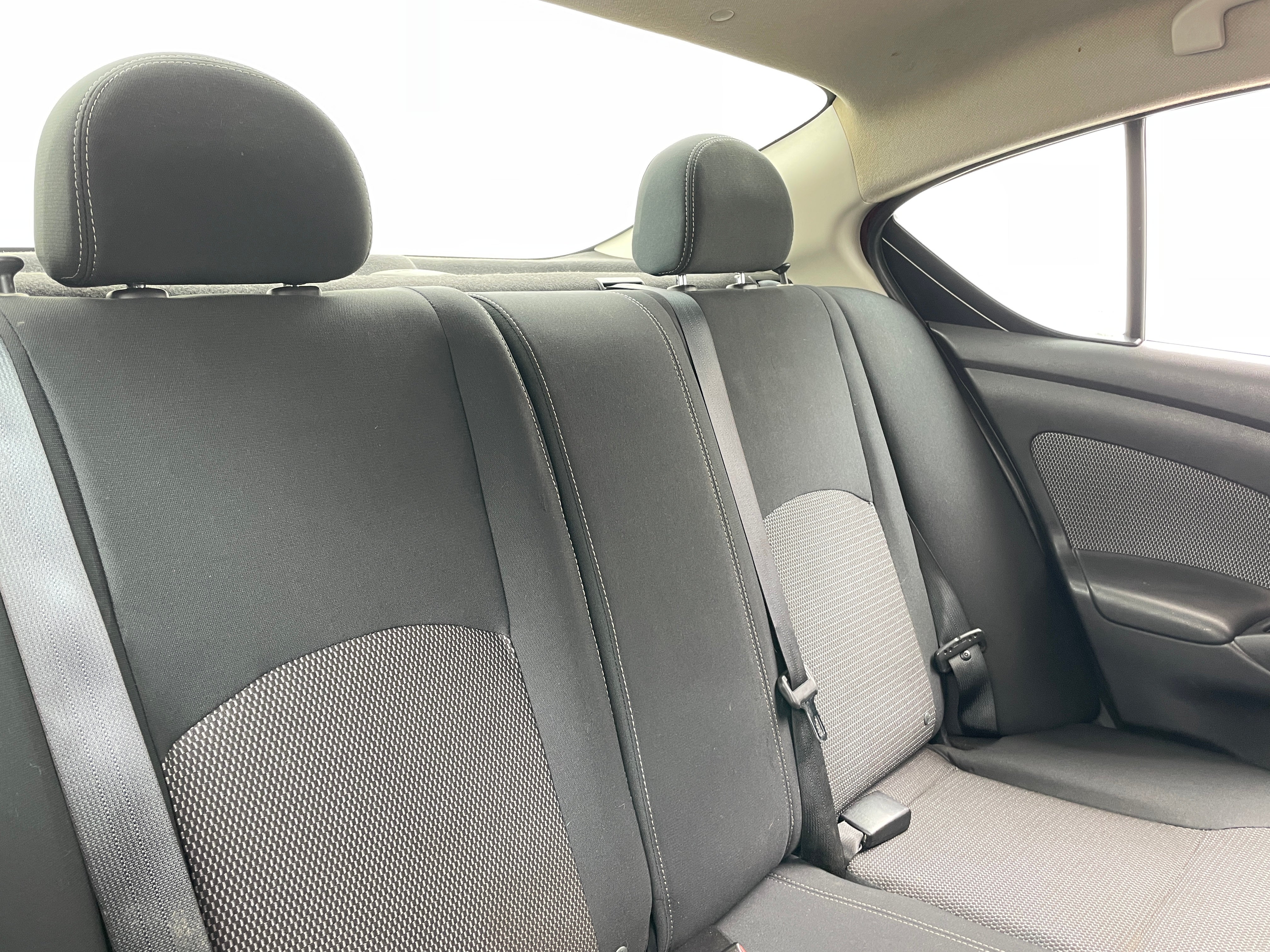 2016 Nissan Versa SV 6