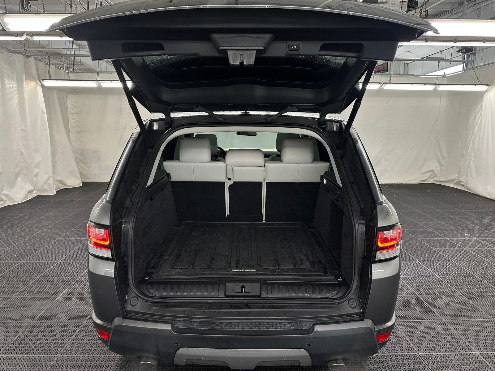 Thumbnail: 2016 Land Rover Range Rover Sport - 6
