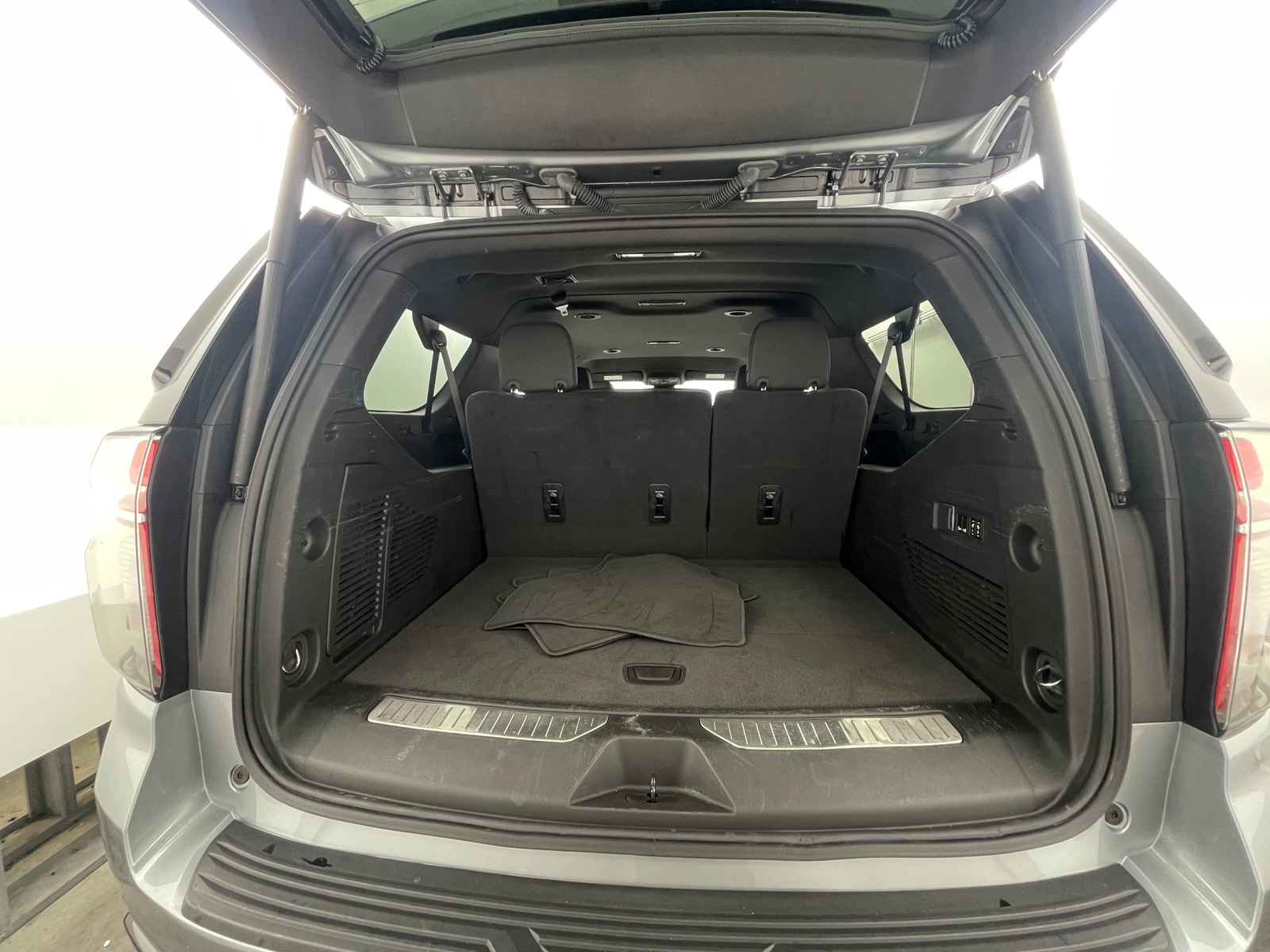 Thumbnail: 2023 Chevrolet Suburban - 6