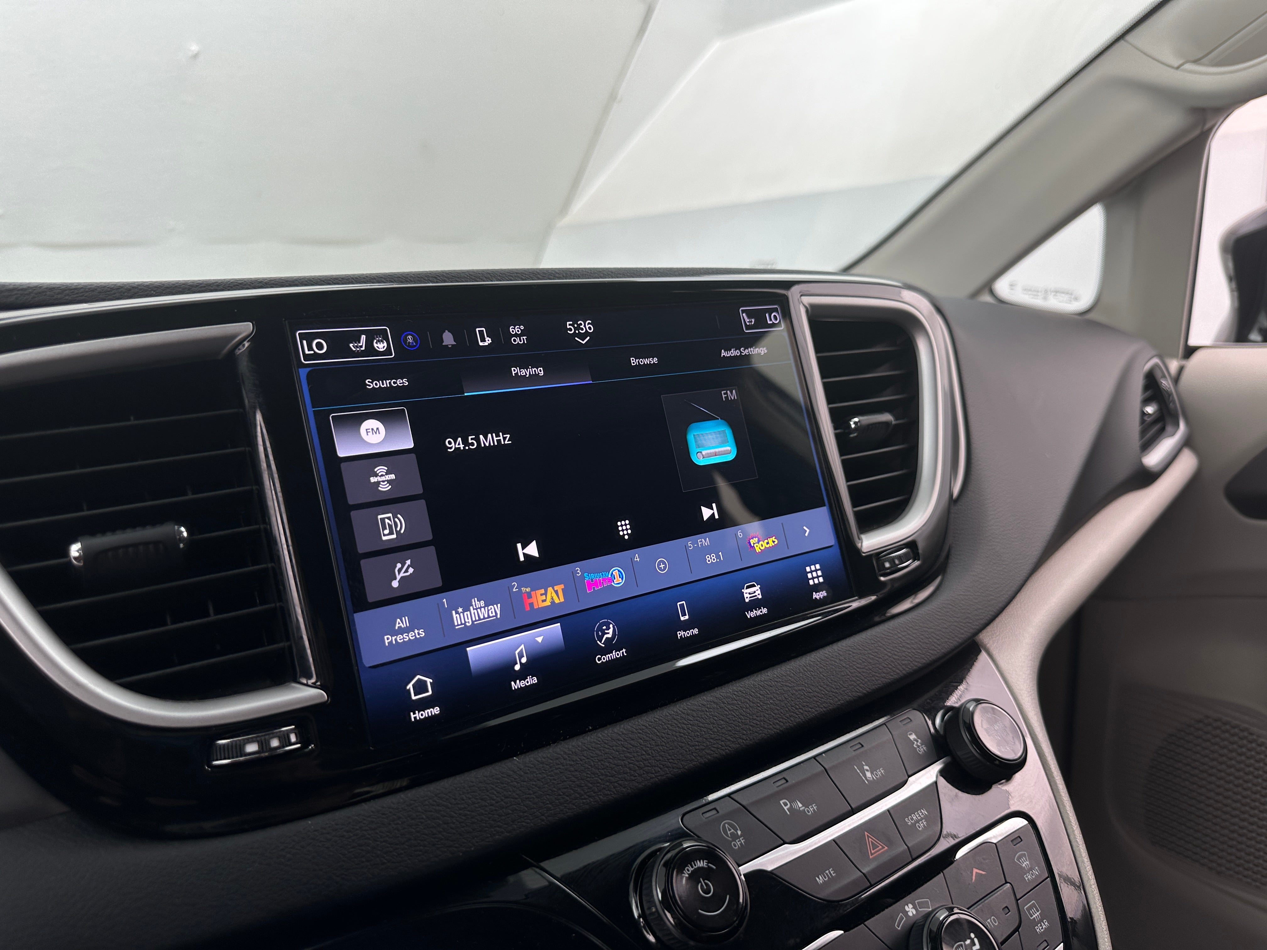 2024 Chrysler Pacifica Touring L 3