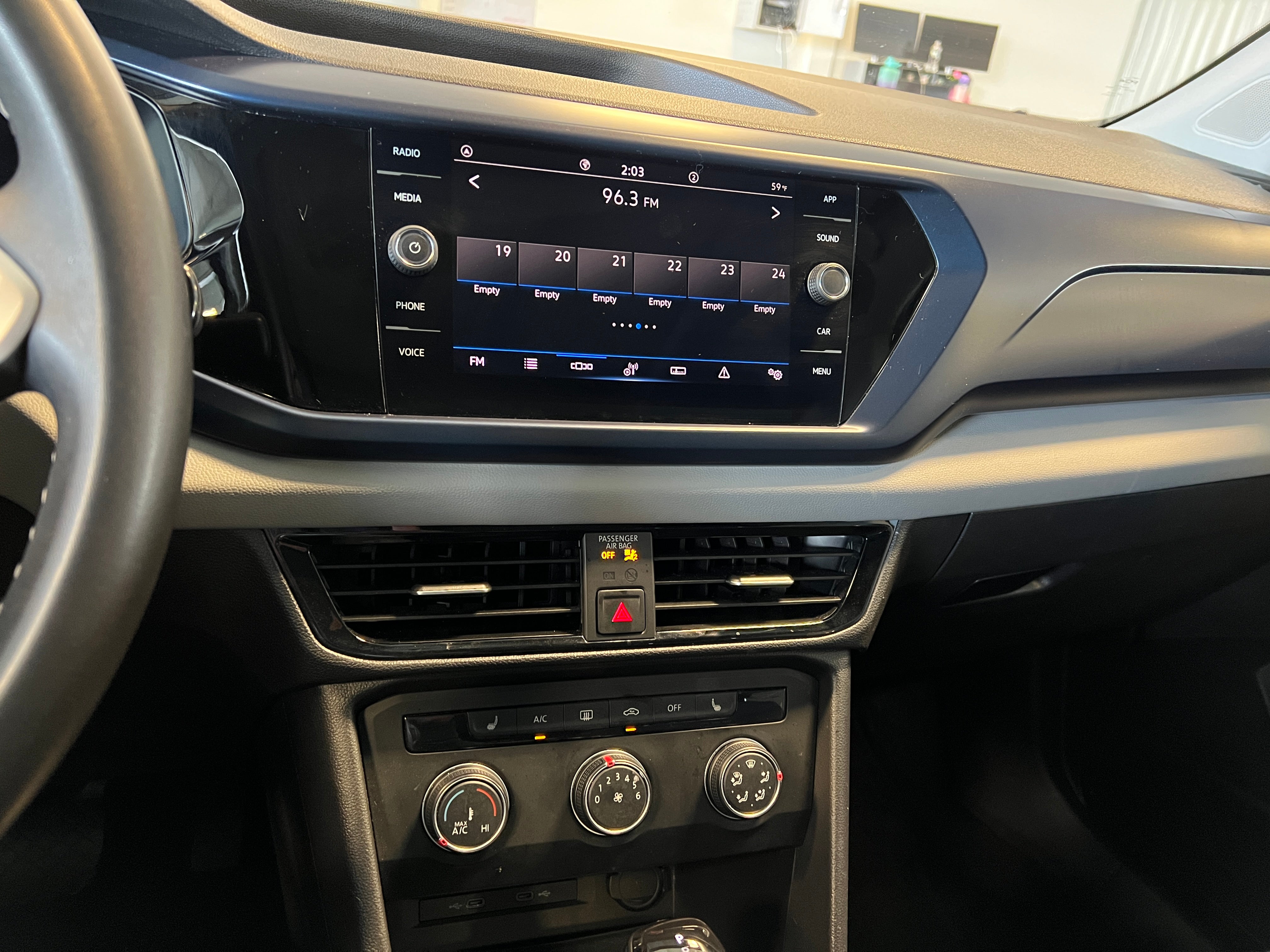 2022 Volkswagen Taos SE 3