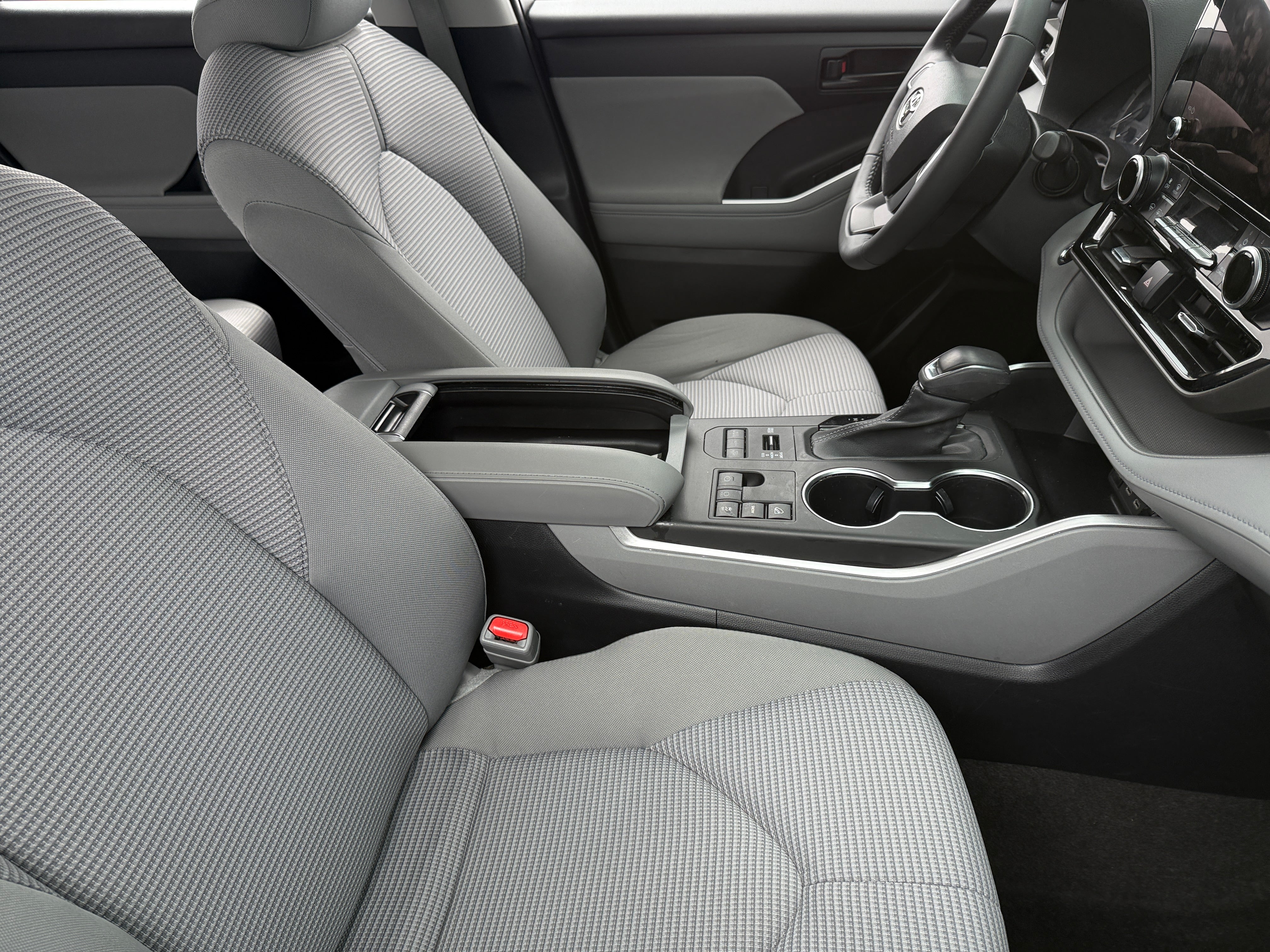 2023 Toyota Highlander LE 2
