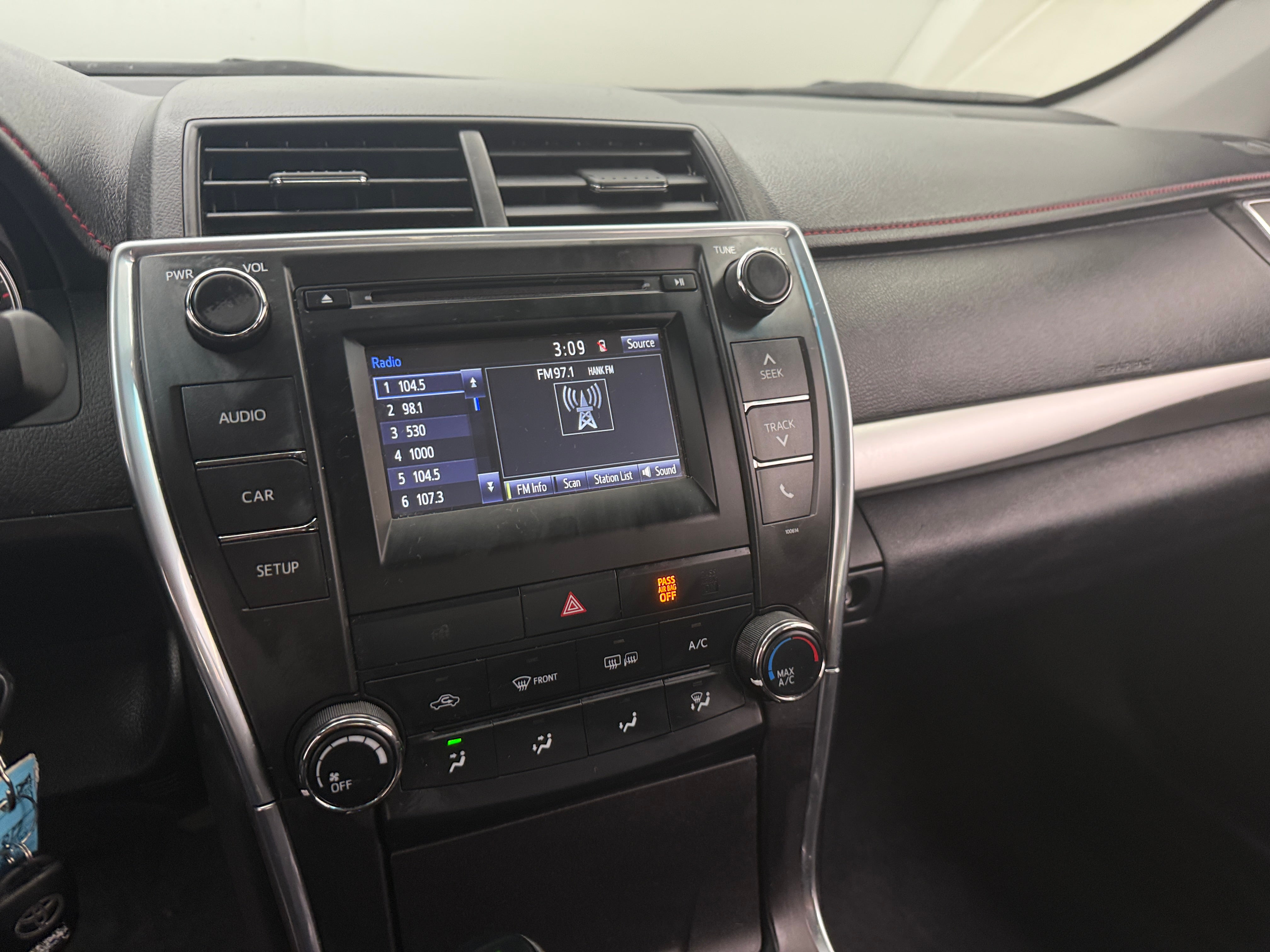 2017 Toyota Camry SE 3