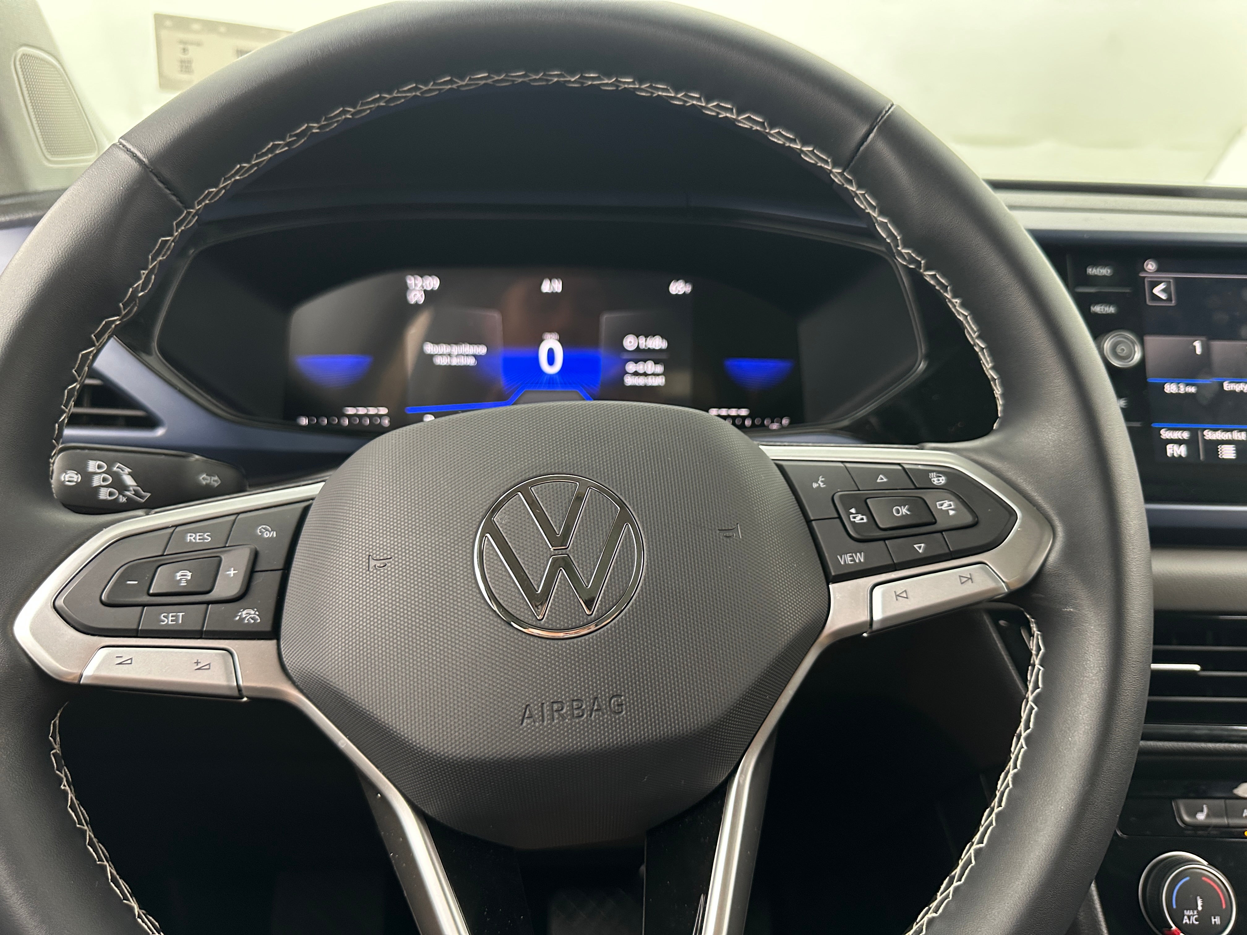 2023 Volkswagen Taos SE 4
